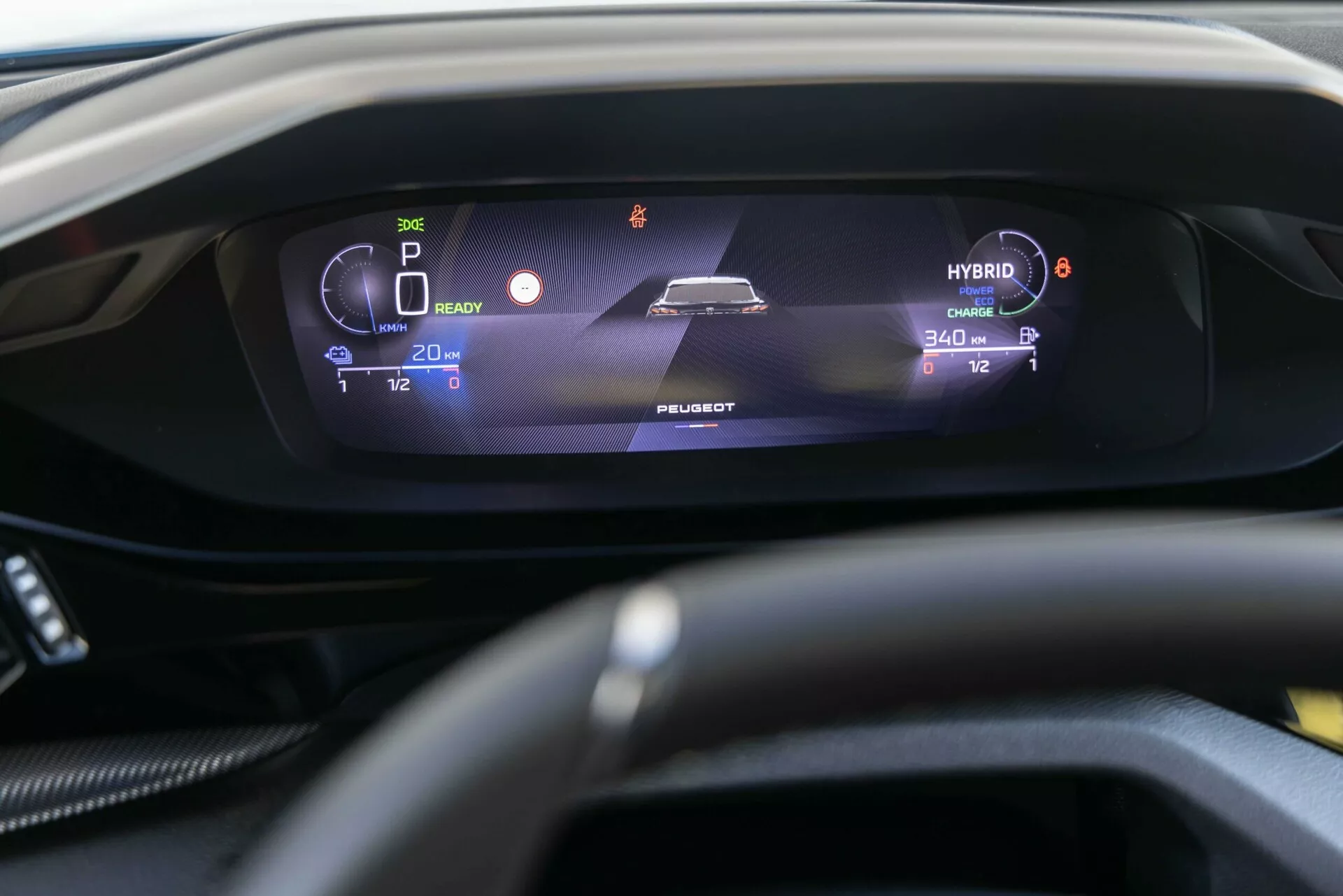 Vista interior em close-up do Peugeot 408 2023 exibindo o cluster de instrumentos digital sob a perspectiva do condutor, apresentando indicadores híbridos como a palavra ‘HYBRID’, modo de estacionamento, nível da bateria e alcances de condução, com foco no display elegante e iluminado atrás do volante levemente desfocado.