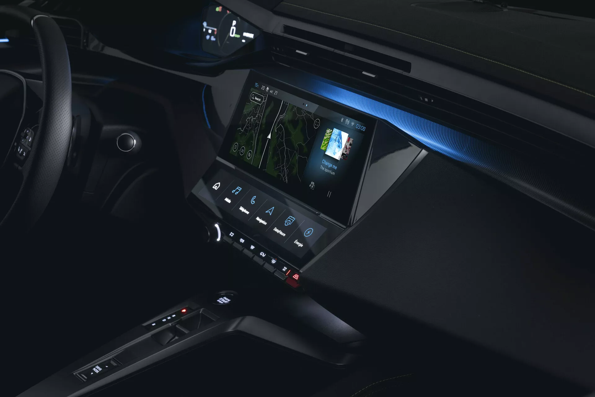 Visão detalhada do interior do Peugeot 408 2023 focando no console central e no sistema de infotenimento com iluminação ambiente e recursos tecnológicos avançados, vista do lado do passageiro.