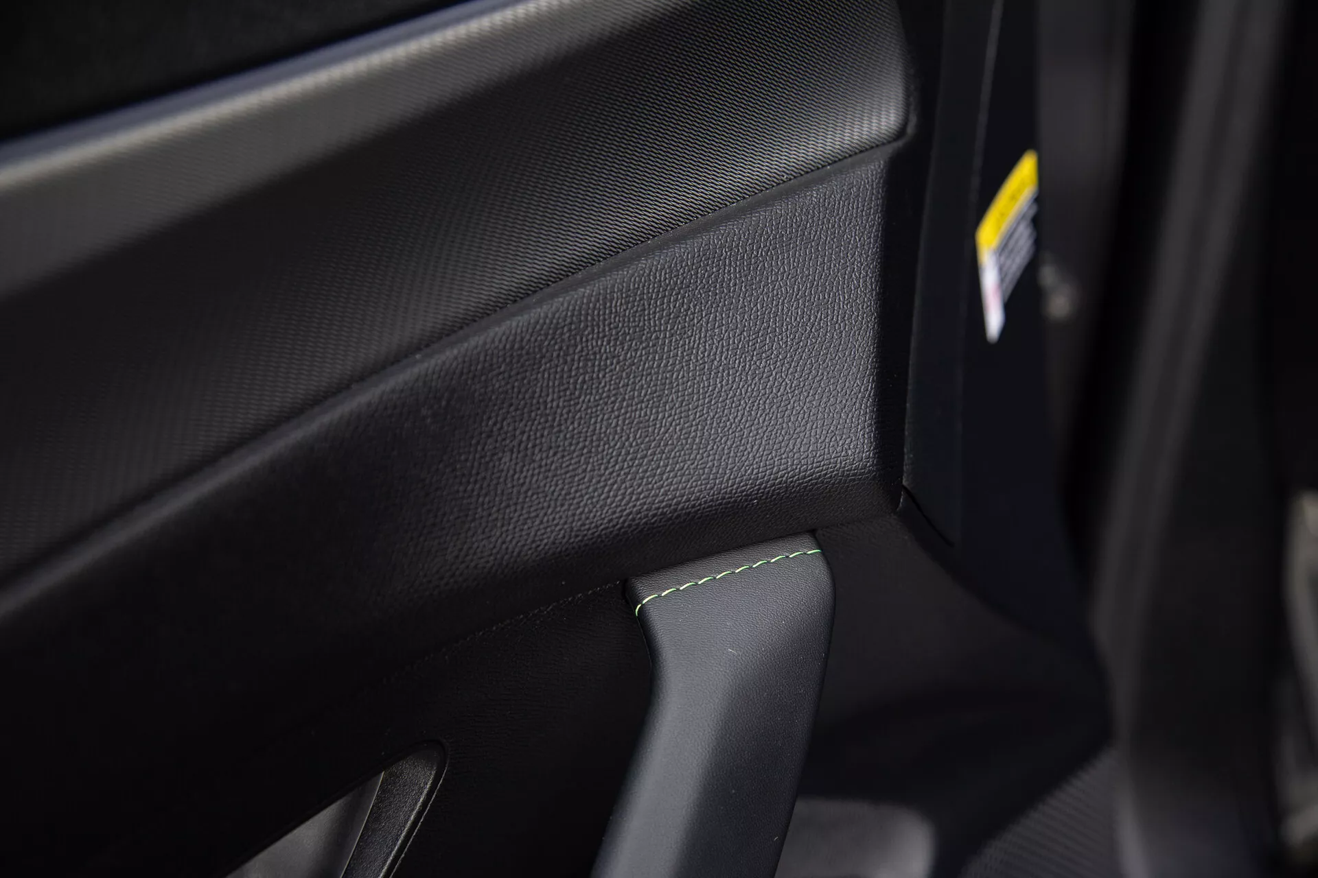 Novíssimo Peugeot 408 de 2023 em uma pose dinâmica mostrando seu design elegante, faróis LED avançados e silhueta sofisticada