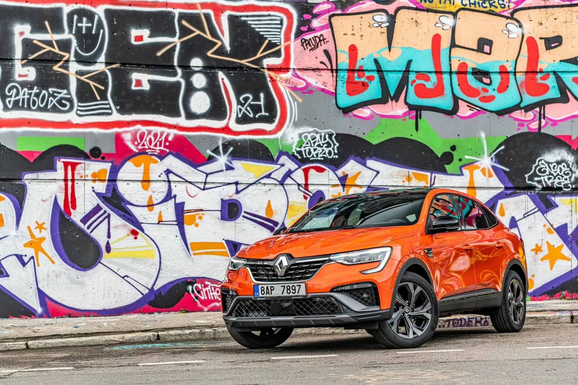 Vista frontal do Renault Arkana 2021, destacando seu design elegante, faróis LED distintivos e contornos aerodinâmicos.