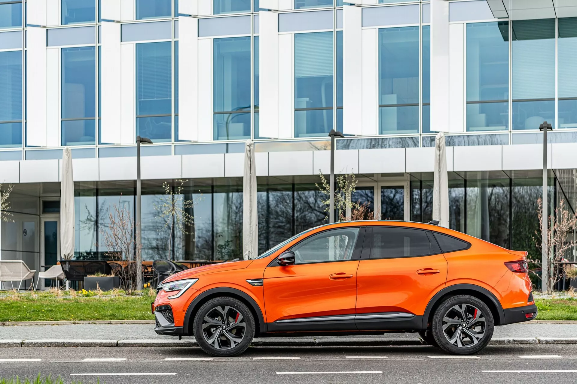 Renault Arkana 2021 - crossover SUV elegante com design esportivo, linhas elegantes e recursos tecnológicos avançados