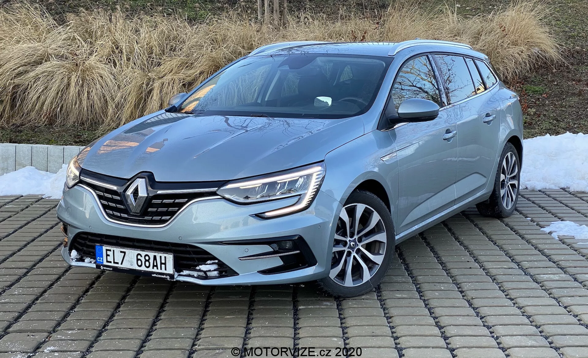Renault Megane E-Tech 2022, um elegante hatchback elétrico com tecnologia avançada, design aerodinâmico, interior espaçoso e características de segurança de ponta