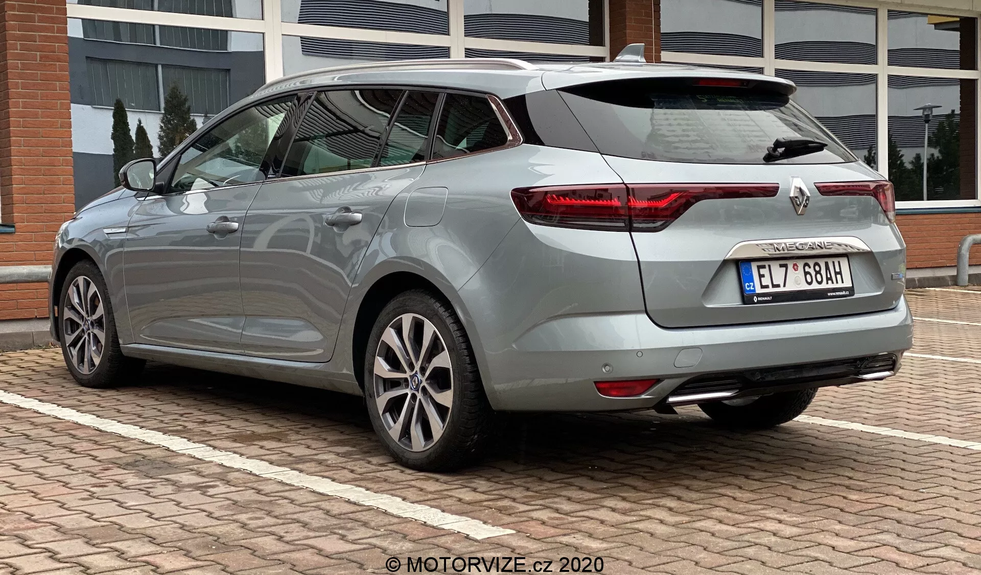 Elegante Renault Megane E-Tech 2022 com tecnologia elétrica avançada, design elegante e características de ponta