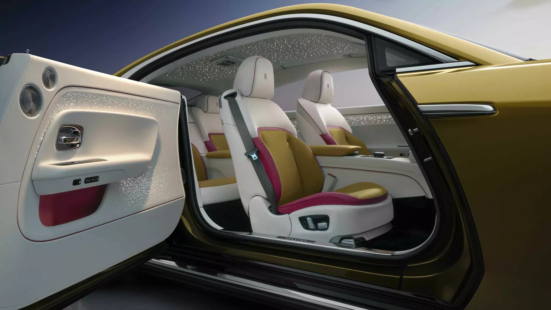 Vista interior do Rolls-Royce Spectre de primeira geração 2023 destacando características de luxo, design em branco e magenta, painéis de controle avançados e materiais premium de um ângulo elevado