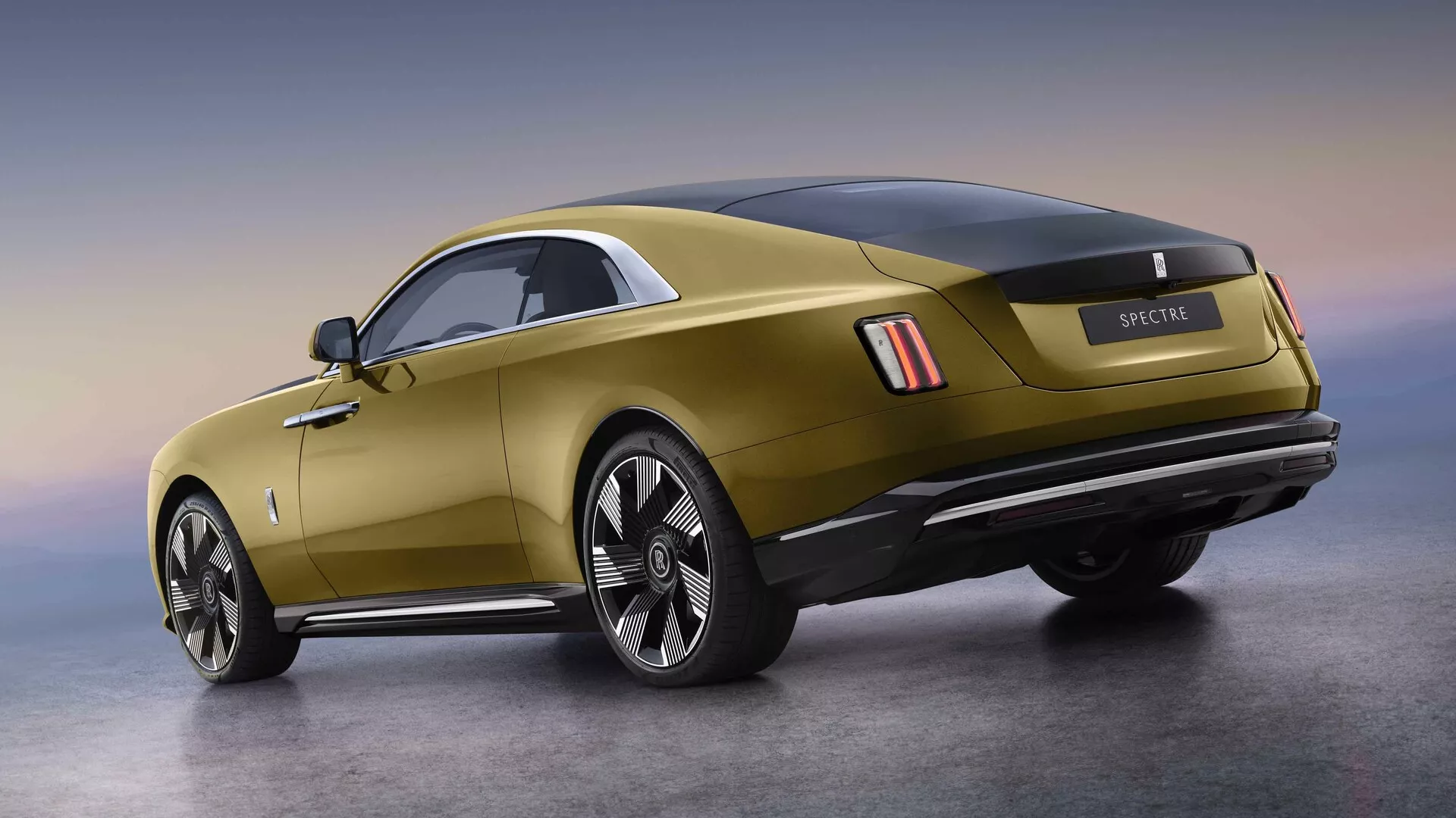 Vista traseira de três quartos do Rolls-Royce Spectre 2023 mostrando rodas de liga grande, luzes traseiras LED modernas, sensores de assistência de estacionamento, sistema de escape duplo, uma linha de ombro distintiva com detalhes em cromo, um spoiler traseiro integrado e um teto de vidro panorâmico contra um fundo de gradiente, encarnando luxo e desempenho.