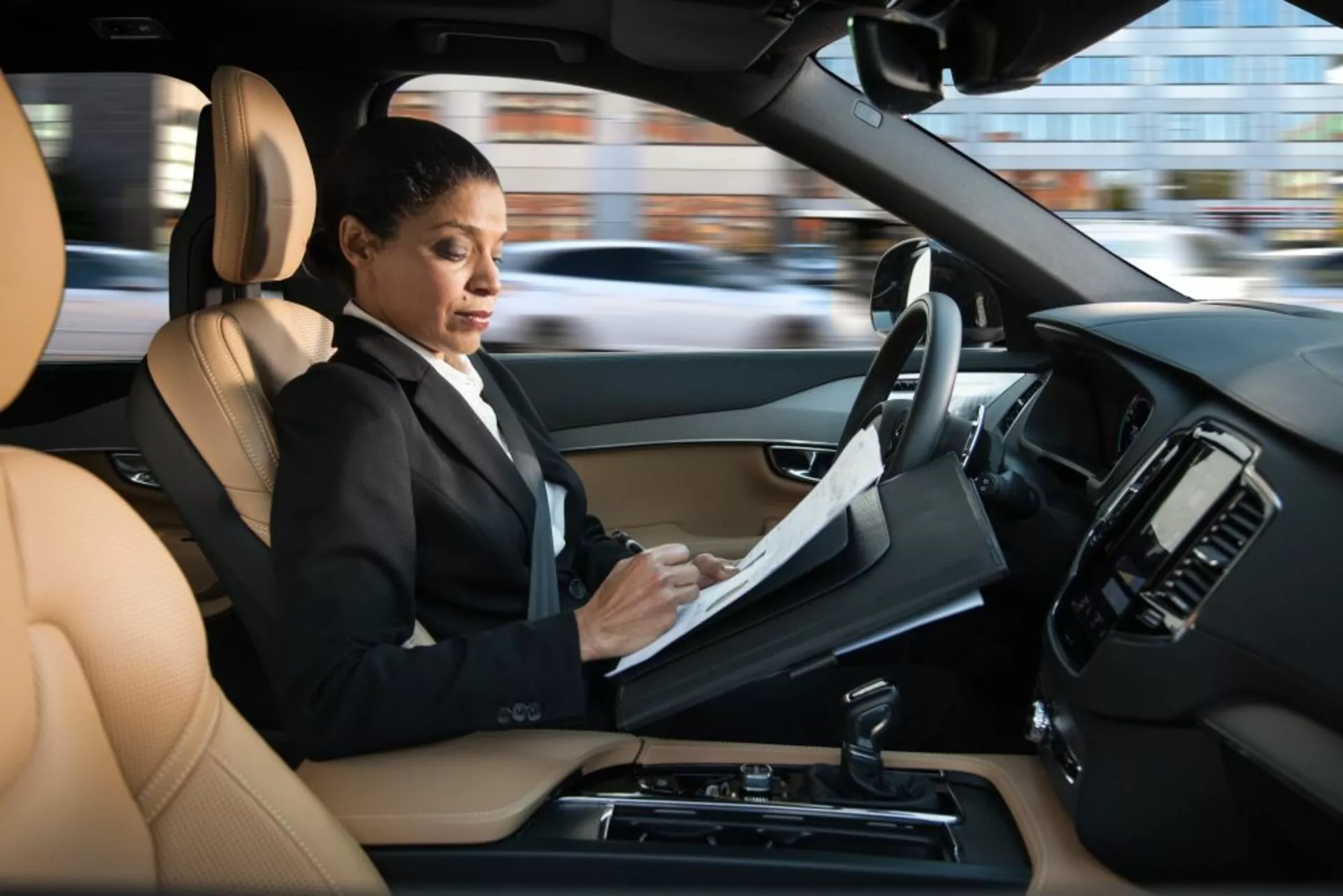 Vista interior de um Seat Leon SC de 2016 destacando o painel de instrumentos, transmissão automática e sistema de infotainment com desfoque de movimento indicando movimento, mostrando tecnologia moderna de carros e acabamentos de luxo.