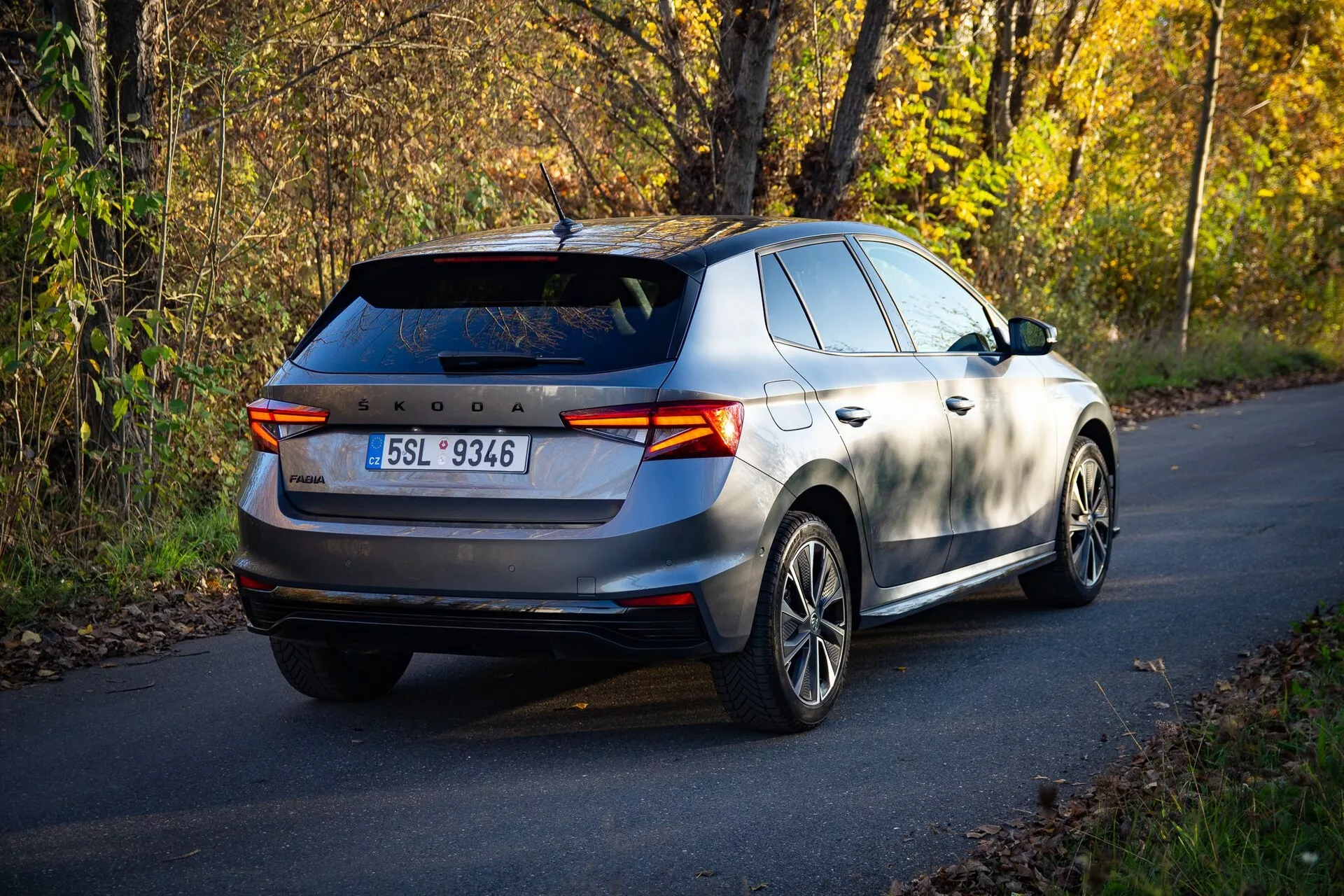 O Skoda Fabia 2021 apresenta um design elegante e moderno com linhas aerodinâmicas, interior espaçoso, sistema de infoentretenimento avançado e motor eficiente, proporcionando uma experiência de condução dinâmica.