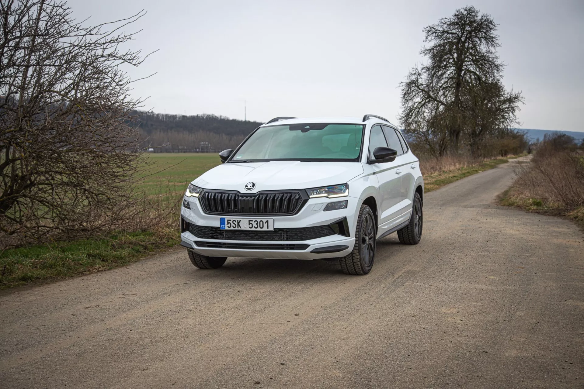 SUV Skoda Karoq 2021 em um ambiente externo dinâmico, destacando o design elegante e os recursos avançados