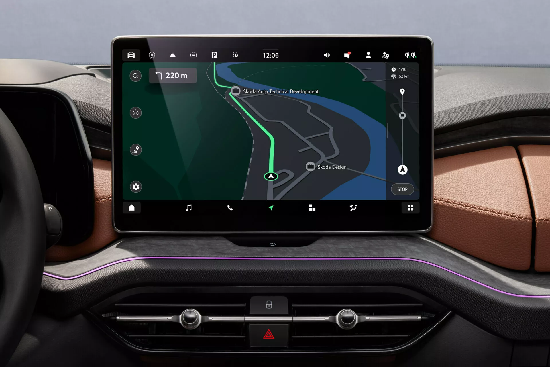 Interior do Skoda Kodiaq 2024 com um grande display touchscreen de infotainment com navegação GPS no painel, integrando configurações avançadas do veículo e controles de clima, rodeado por materiais de luxo e detalhes de design.