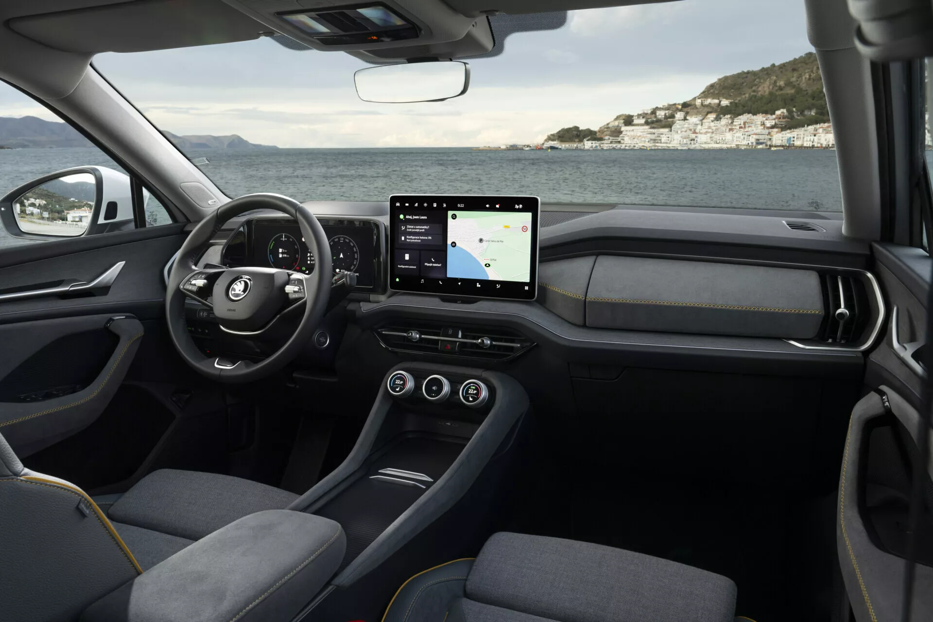 Interior do Skoda Kodiaq 2024 mostrando o lado do motorista com vista para o volante, painel de instrumentos e console central, enfatizando o design moderno e a tecnologia