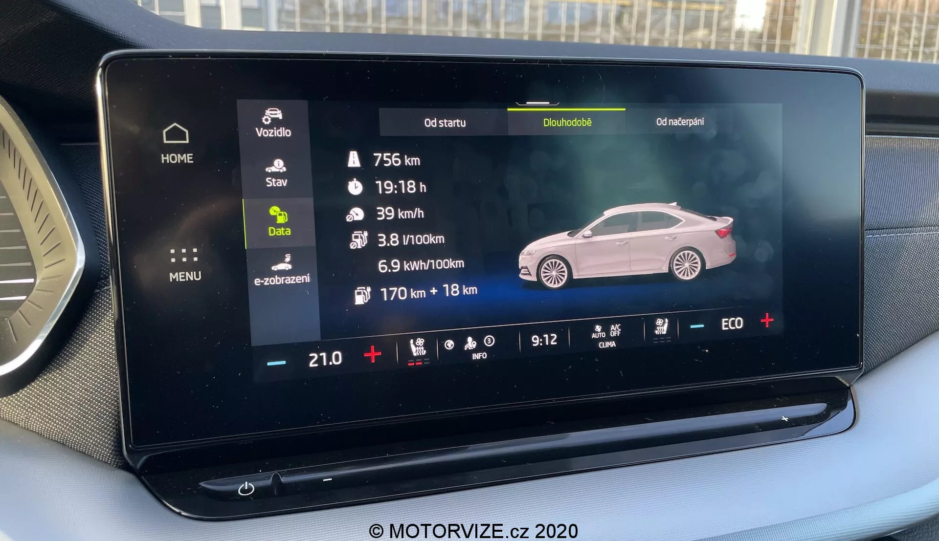 Tela de toque do sistema de infoentretenimento do Skoda Octavia Limousine 2020 exibindo status do veículo, diagnósticos e configurações de controle climático, com uma ilustração de perfil lateral de um sedã.