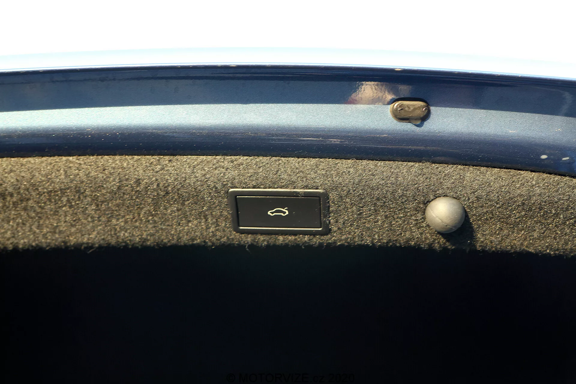 Limusine Skoda Octavia 2020 exibindo design moderno e elegante, curvas elegantes, faróis de LED avançados e interiores espaçosos em um fundo de paisagem urbana