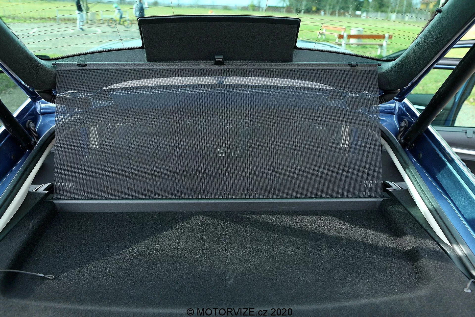 Modelo Škoda Octavia limousine 2020 com design elegante e moderno, linhas dinâmicas, faróis LED, interior espaçoso e sistema de infotainment avançado, exibindo a elegância e a inovação do artesanato da Škoda.