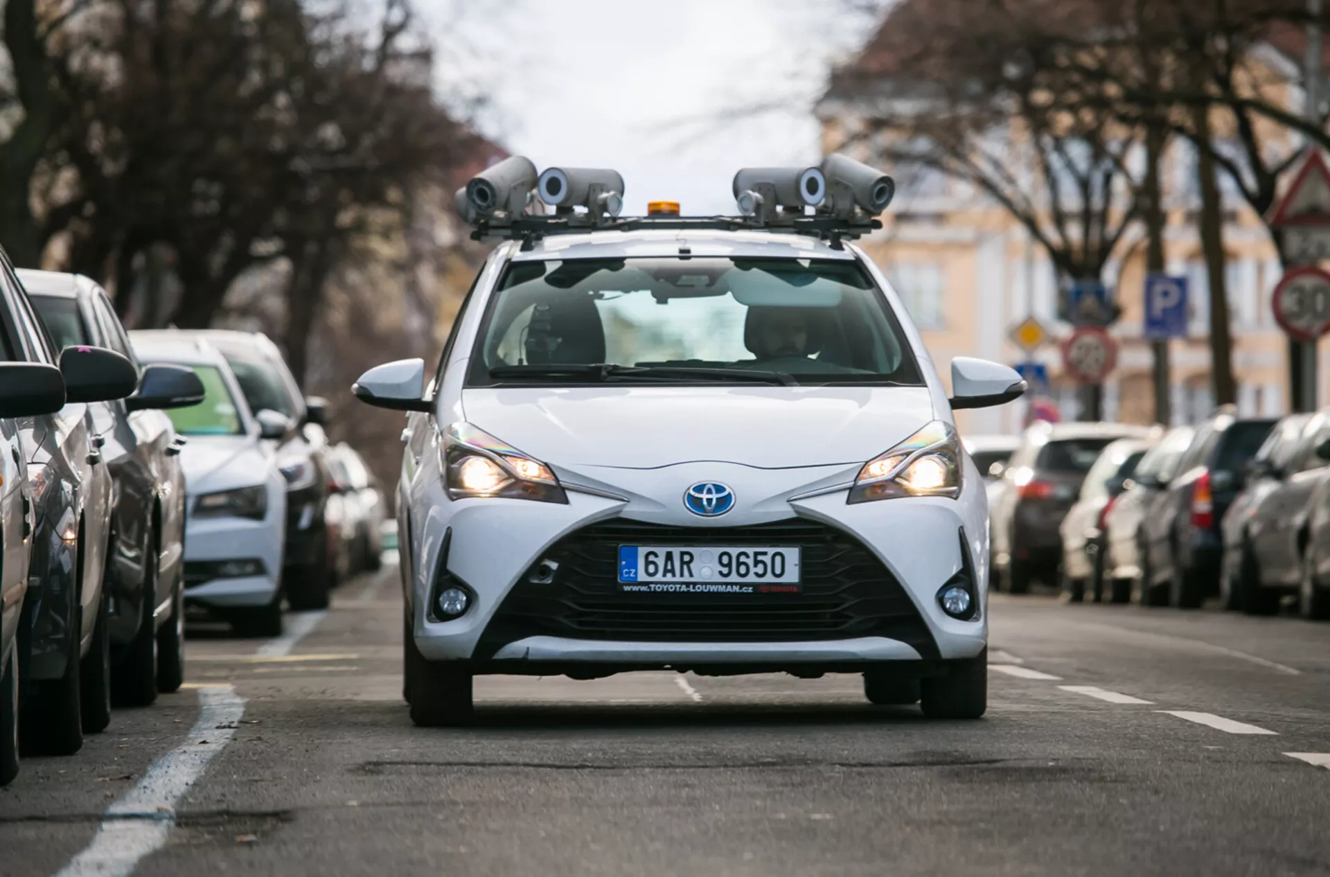 Hatchback Toyota 2017 equipado com sensores LiDAR e câmeras para tecnologia de condução autônoma, capturado de uma perspectiva frontal em uma rua urbana