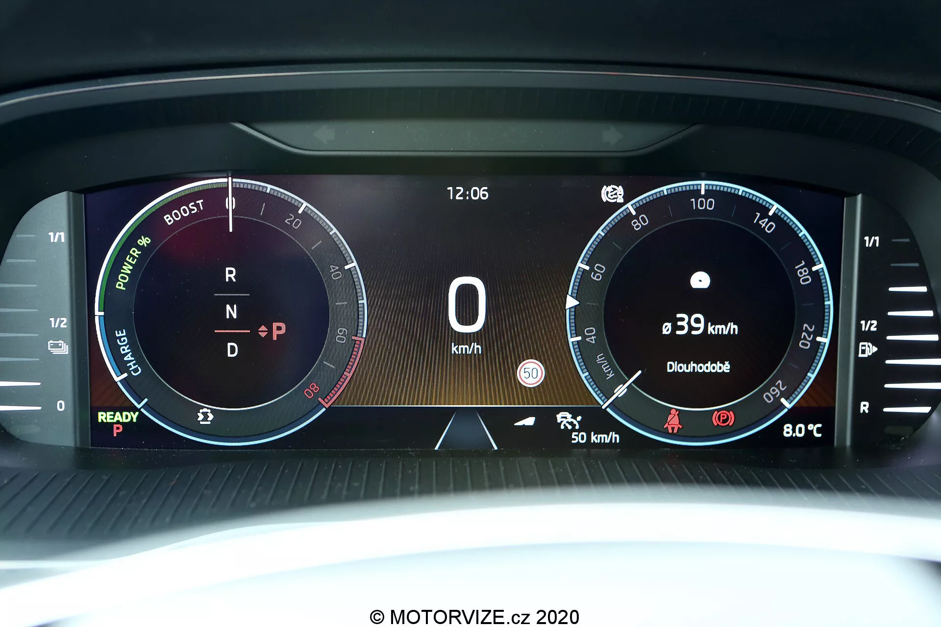 Close-up do painel de instrumentos digital do Skoda Octavia 2020. Exibido em uma tela clara e vibrante, com medidor de potência, velocímetro indicando 0 km/h, relógio digital às 12:06, tacômetro semicircular, indicador de estado de carga, temperatura do motor a 80°C, seleção de marcha em neutro e ícone de configuração interativo personalizável. Ideal para destacar as capacidades de veículos híbridos ou elétricos, métricas do veículo e informações em tempo real.
