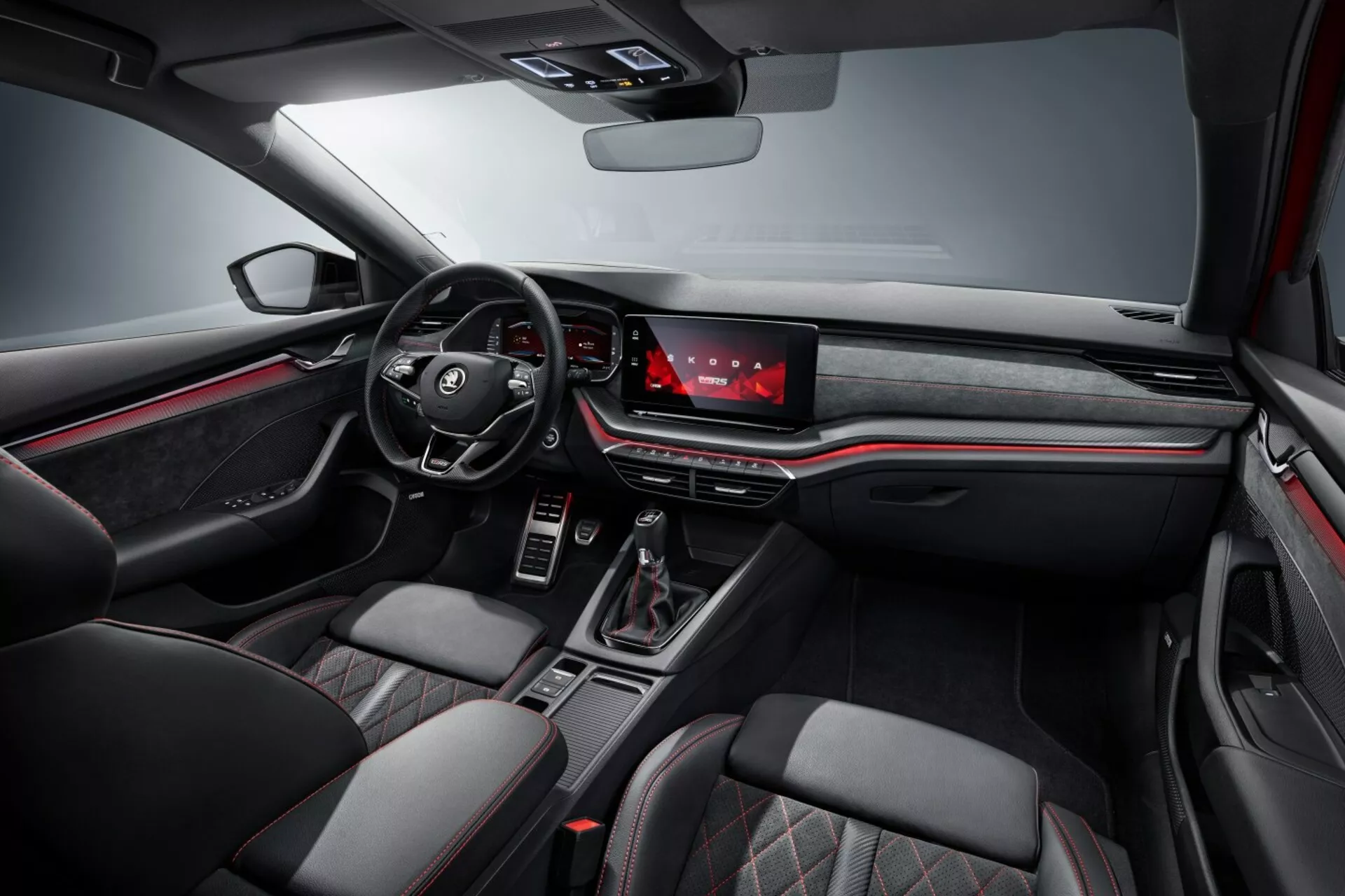 Vista interior do Skoda Octavia Limousine 2017, exibindo um cockpit moderno e luxuoso com um cluster de instrumento digital, sistema de infotenimento touchscreen, volante multifuncional de três raios e bancos em couro premium acolchoado