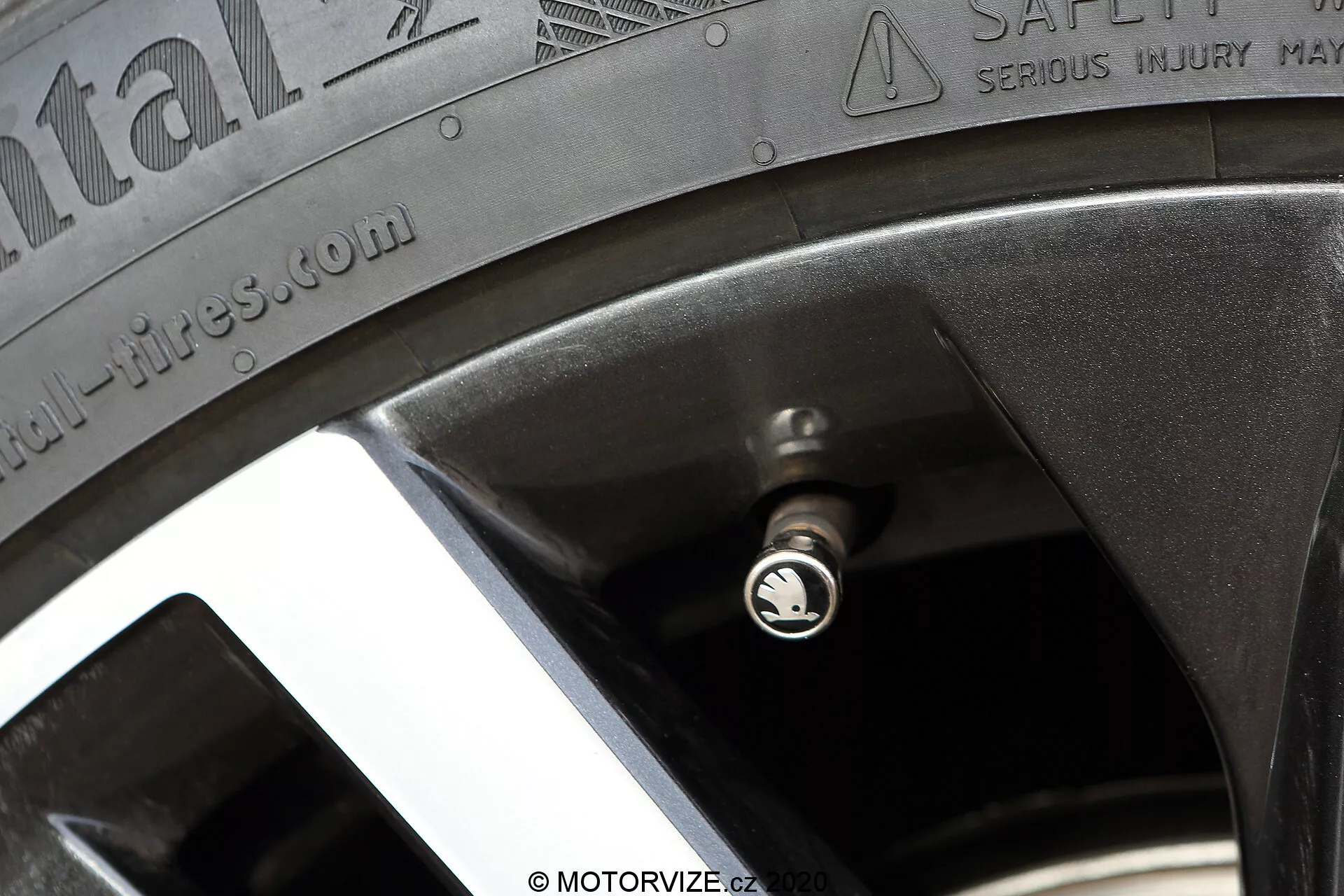 Close-up da roda de um Skoda Octavia 2020, apresentando um pneu Continental ContiSportContact com textos visíveis na parede lateral e uma jante de liga leve. A imagem destaca as especificações do pneu, como carga máxima e avisos de pressão, melhorando o desempenho e a segurança do carro.