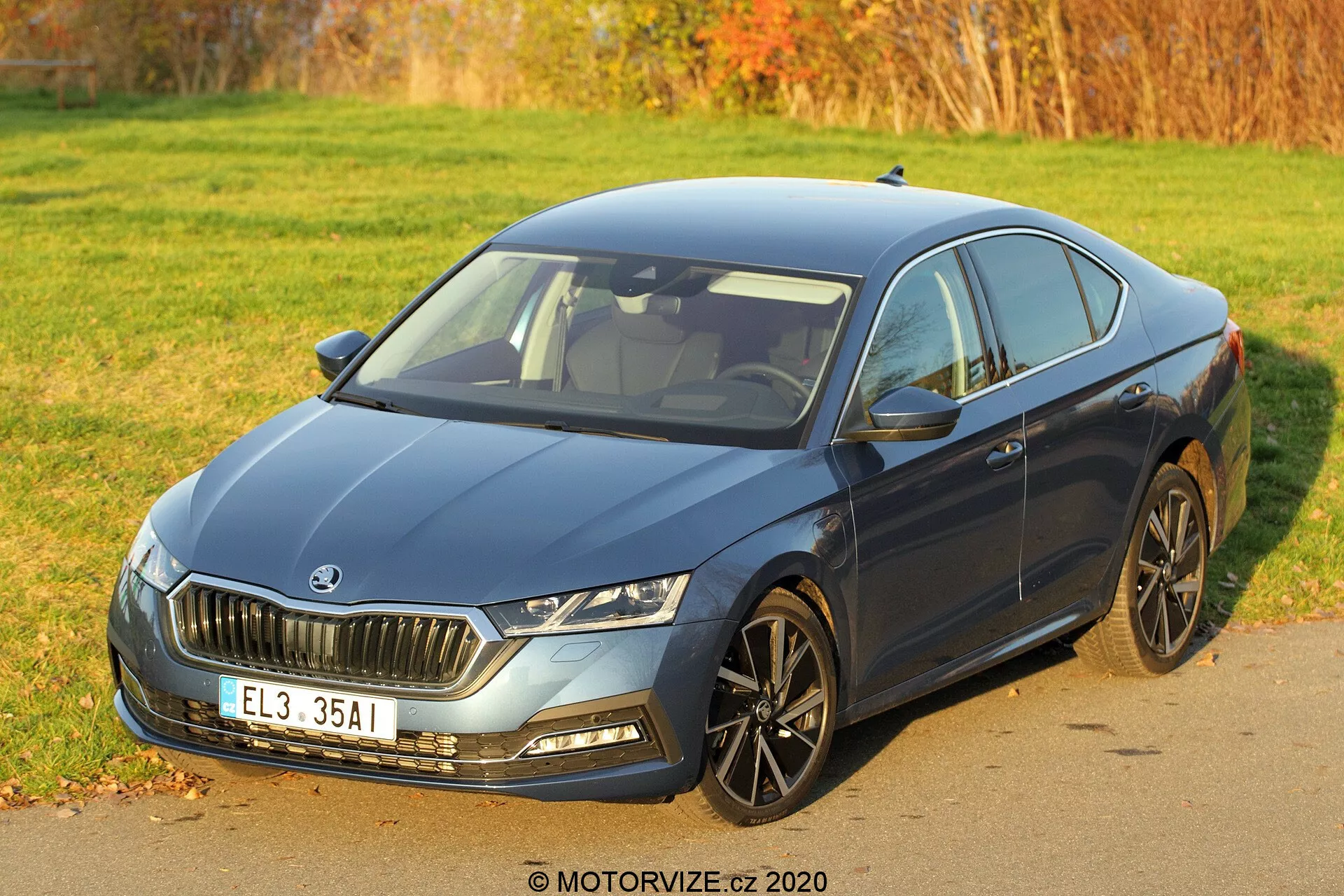 Skoda Octavia Limousine 2020 - sedã prateado elegante com design moderno, rodas de liga estilosas e faróis LED avançados