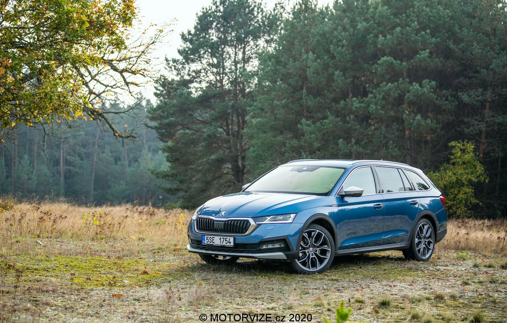 Skoda Octavia Scout 2020 - visão lateral de um crossover versátil e robusto em azul metálico, mostrando seu design elegante, alta distância ao solo e interior espaçoso