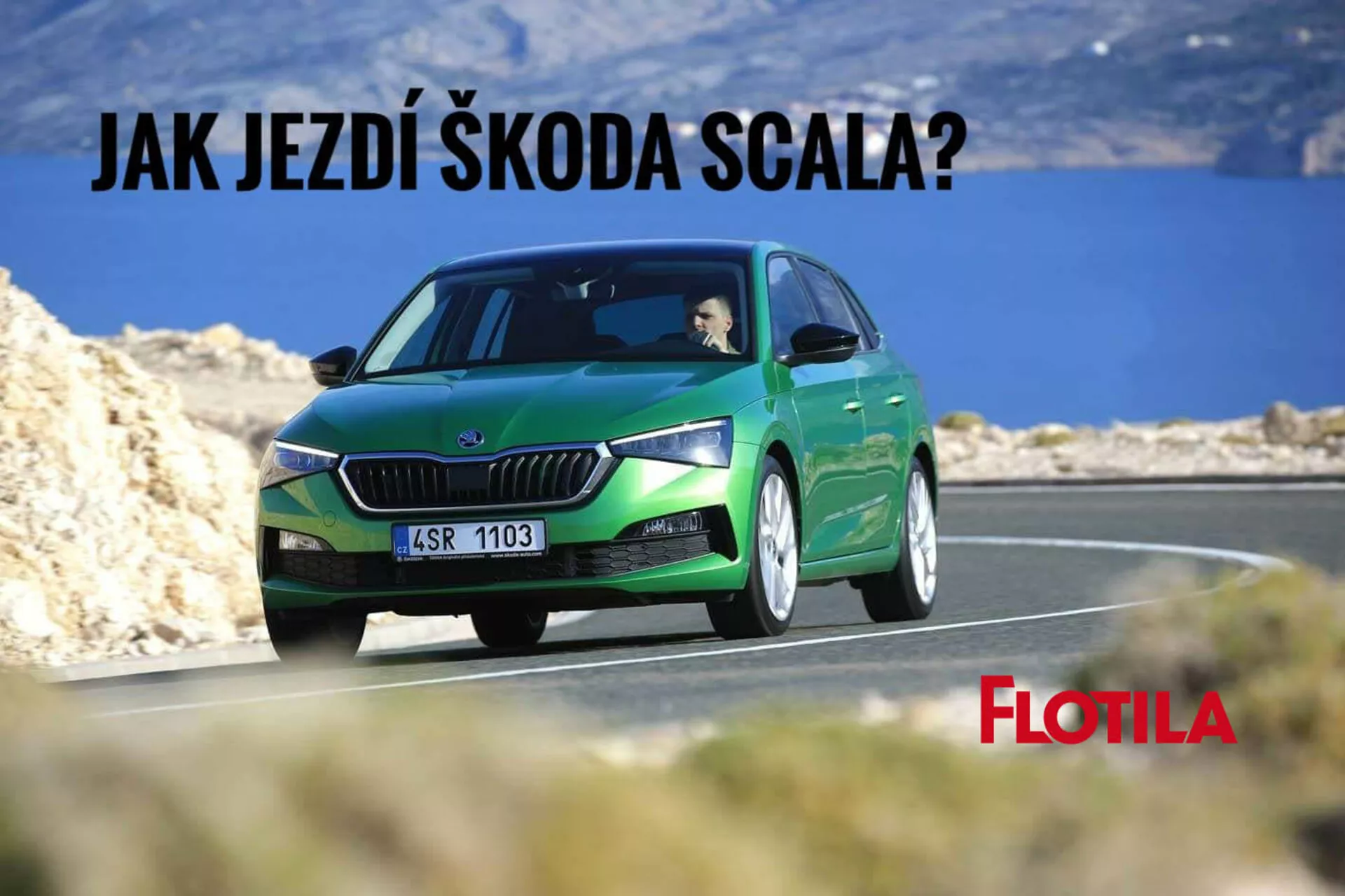 Škoda Scala 2019 em Verde Metálico destacando funcionalidades de Design e Tecnologia, em movimento numa estrada sinuosa que sugere uma condução montanhosa ou costeira, com foco na grelha, faróis LED e design aerodinâmico das rodas