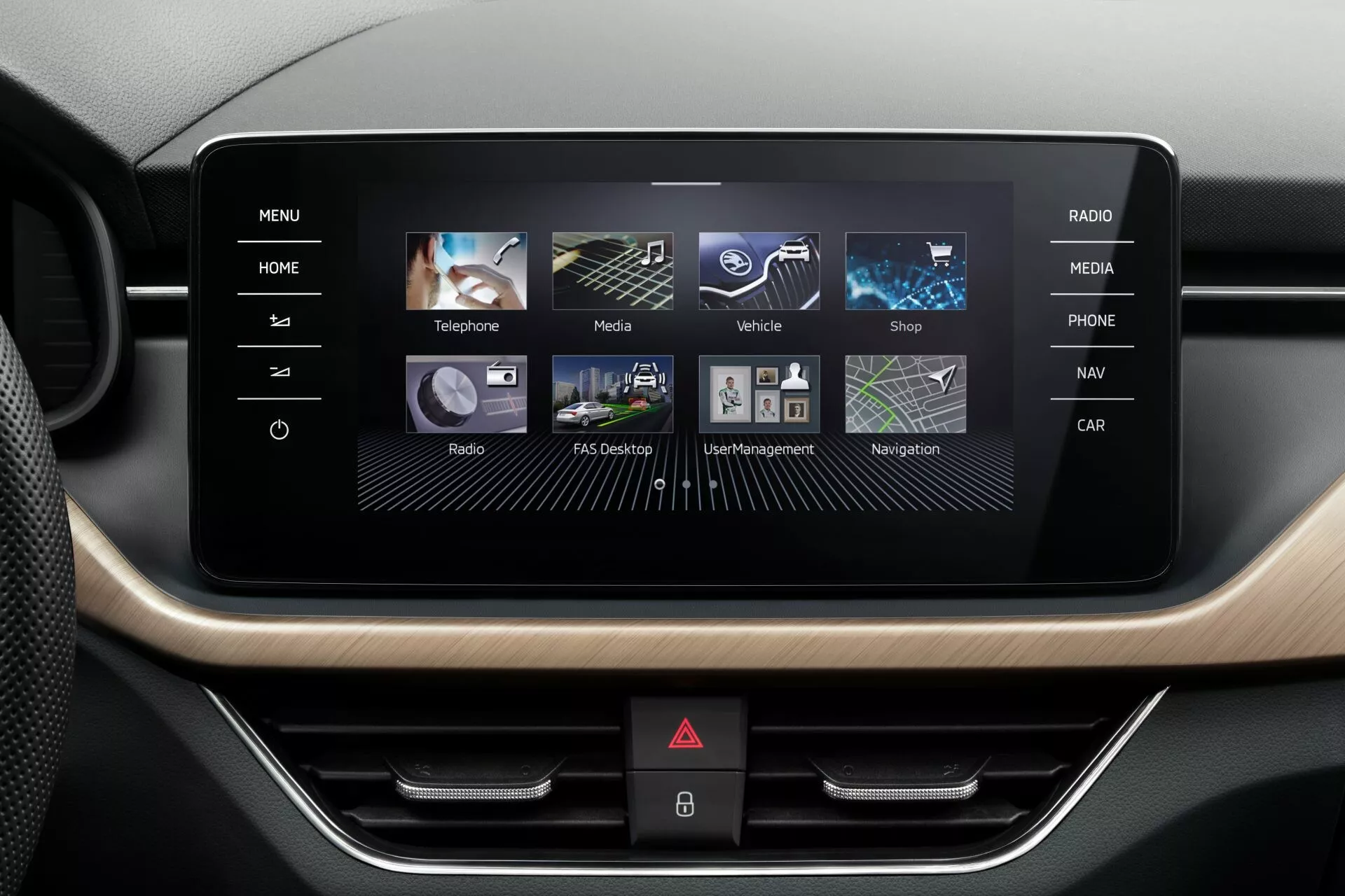 Console central do Skoda Scala 2019 com foco na tela do sistema de infotenimento orientada para a paisagem, exibindo ícones de telefone, mídia, configurações de veículo, loja, rádio, navegação e assistente, cercados por um acabamento metálico ou em grãos de madeira e botões físicos abaixo.