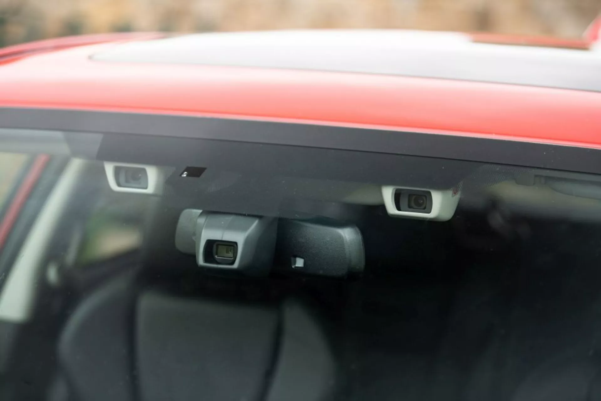 Close-up das câmeras ADAS montadas na parte traseira do para-brisa de um Subaru Impreza 2018, destacando a tecnologia de segurança avançada