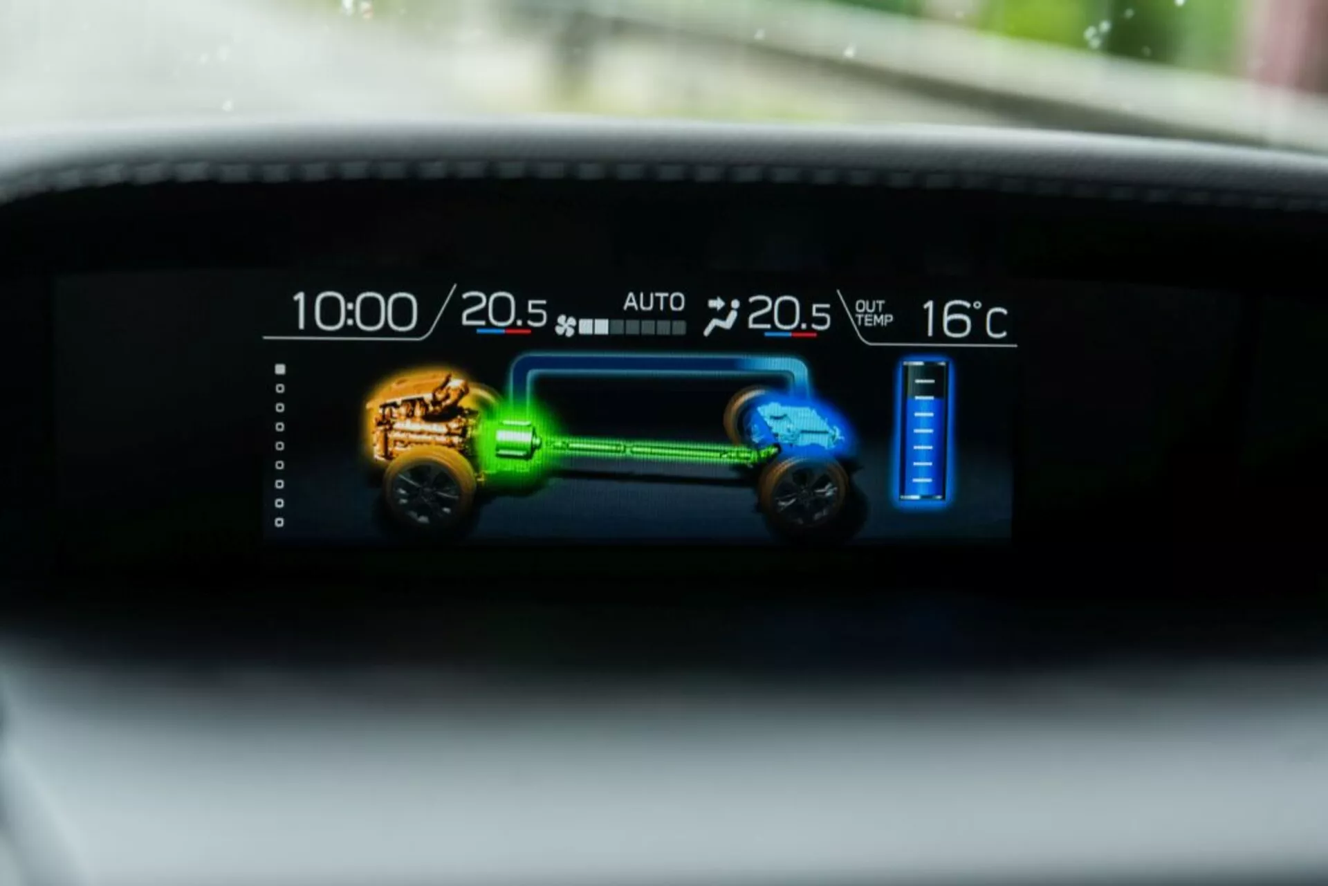 Display digital do painel da Subaru Impreza 2018 mostrando o status do trem de força do veículo com componentes codificados por cores, configurações de controle de clima de duas zonas e temperatura externa