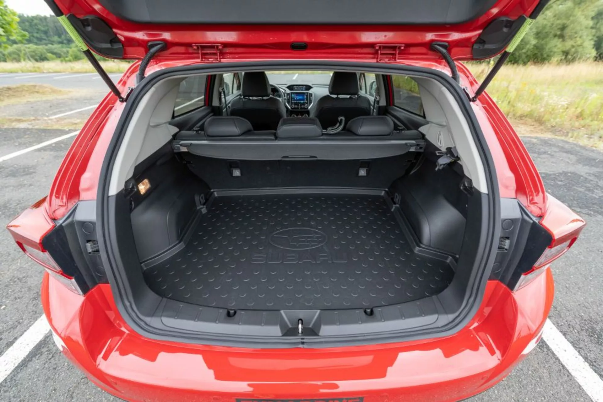 Subaru Impreza 2018 estacionado ao ar livre mostrando seu exterior prateado elegante, design moderno e recursos de segurança avançados