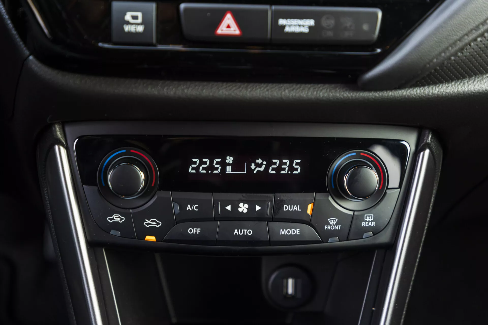 Visão detalhada do sistema de controle climático de zona dupla da Suzuki S-Cross 2022 mostrando configurações de temperatura, seleções de modo e opções de descongelamento