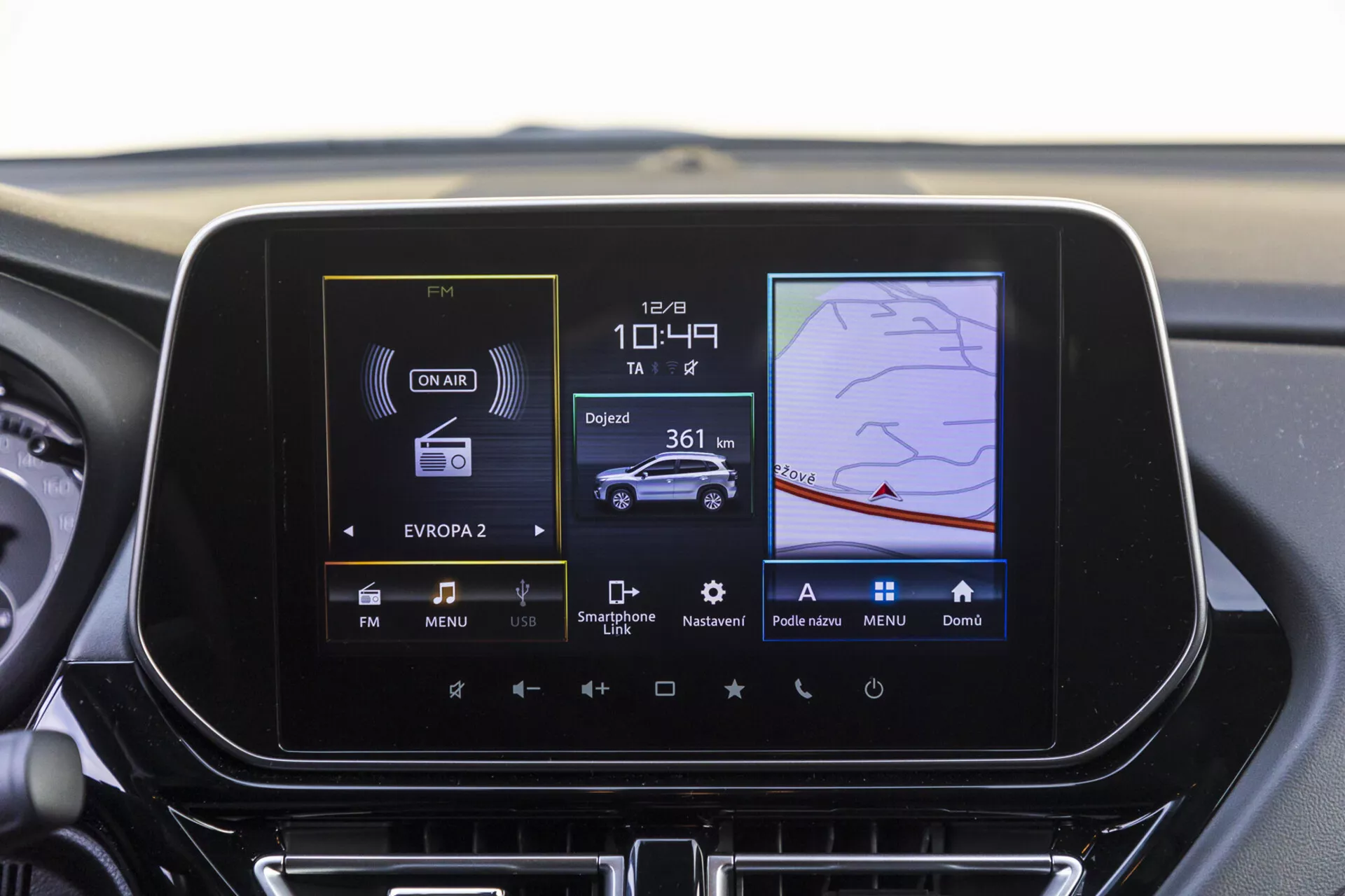 Painel central do Suzuki S-Cross 2022 mostrando a tela do sistema de infotenimento com rádio, controle climático e características de navegação GPS