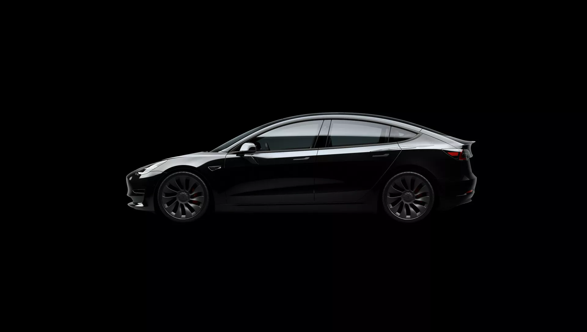 Perfil lateral de um sedã Tesla Model 3 2019 (primeira geração) com uma silhueta aerodinâmica elegante contra um fundo preto, mostrando janelas escurecidas com aparência de vidro ininterrupto, maçaneta da porta dianteira embutida, rodas de liga leve de cinco raios e uma linha de caráter ao longo do lado.