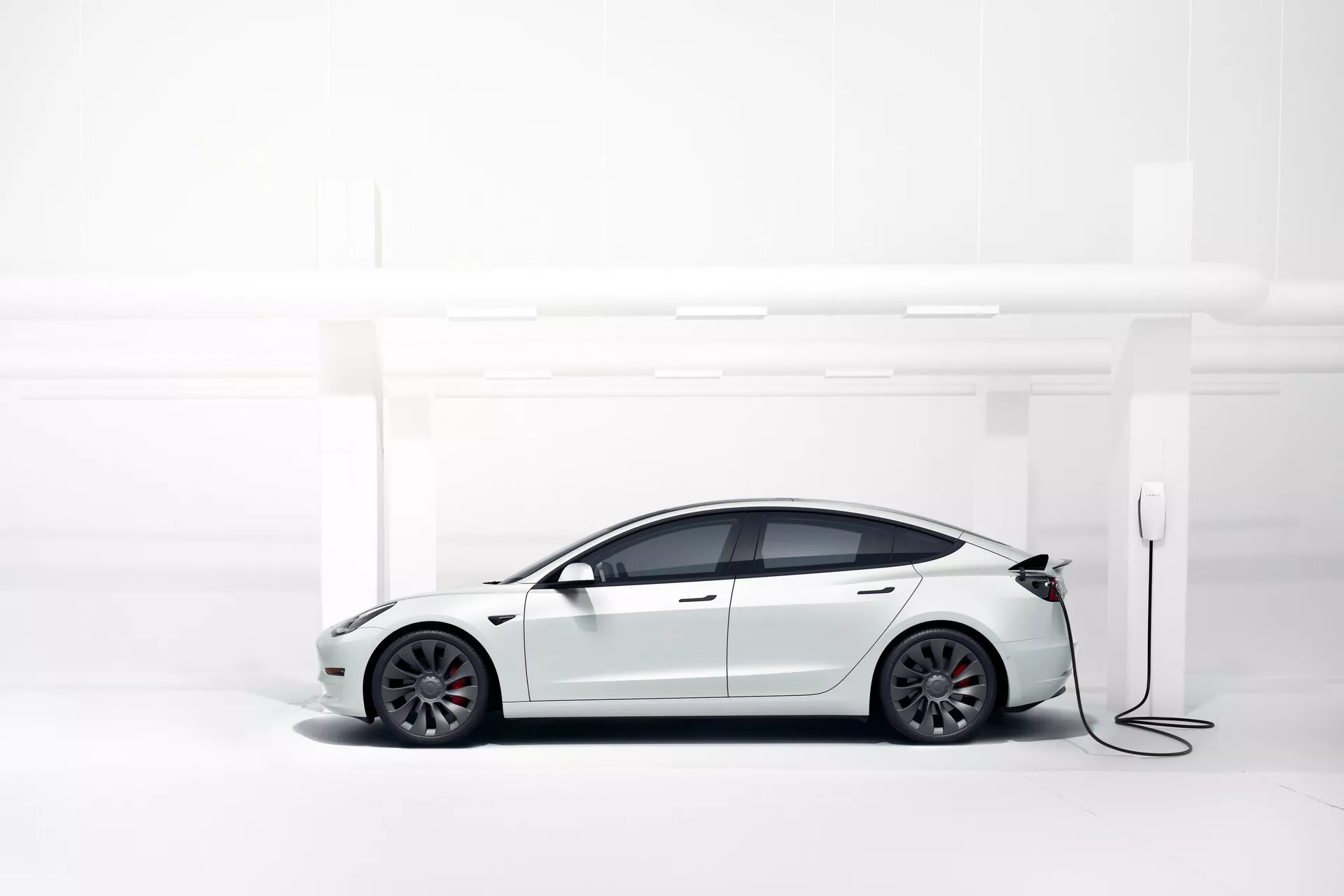 Tesla Model 3 2019 Primeira Geração em prata elegante com design aerodinâmico moderno, teto de vidro, interior minimalista, grande tela sensível ao toque central e capacidades inovadoras de piloto automático.