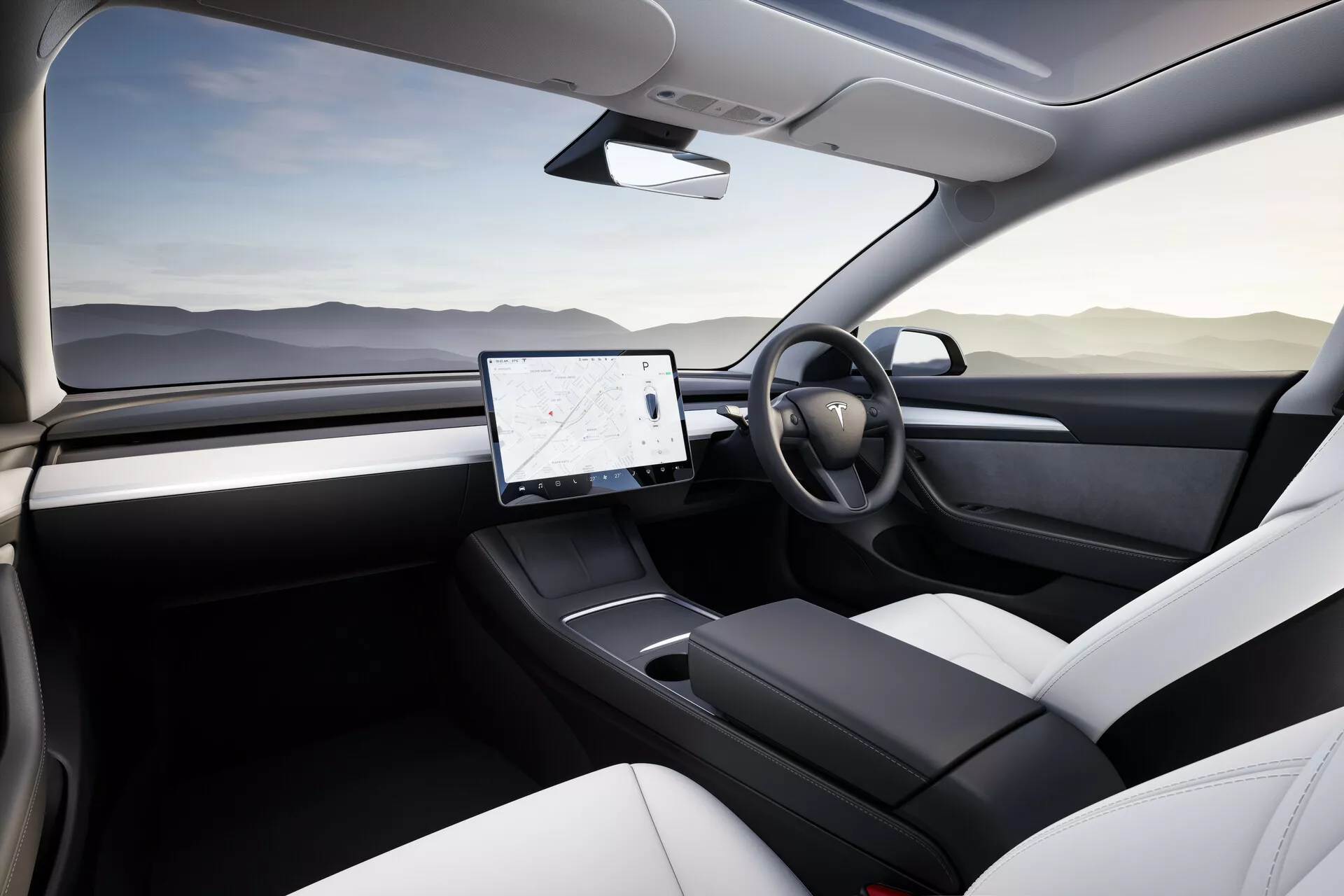 Vista interior do Tesla Model 3 2019 do banco traseiro do passageiro, focando no lado do motorista e na consola central. A imagem mostra elementos de design contemporâneo, como uma porta do motorista de materiais mistos, volante simplificado e um grande ecrã tátil horizontal na consola central, indicativo do sistema de infoentretenimento moderno do carro. A ausência do painel de instrumentos tradicional sugere um painel digital ou tecnologia HUD. Os assentos estofados em dois tons e o design minimalista refletem as características premium do modelo elétrico do veículo.