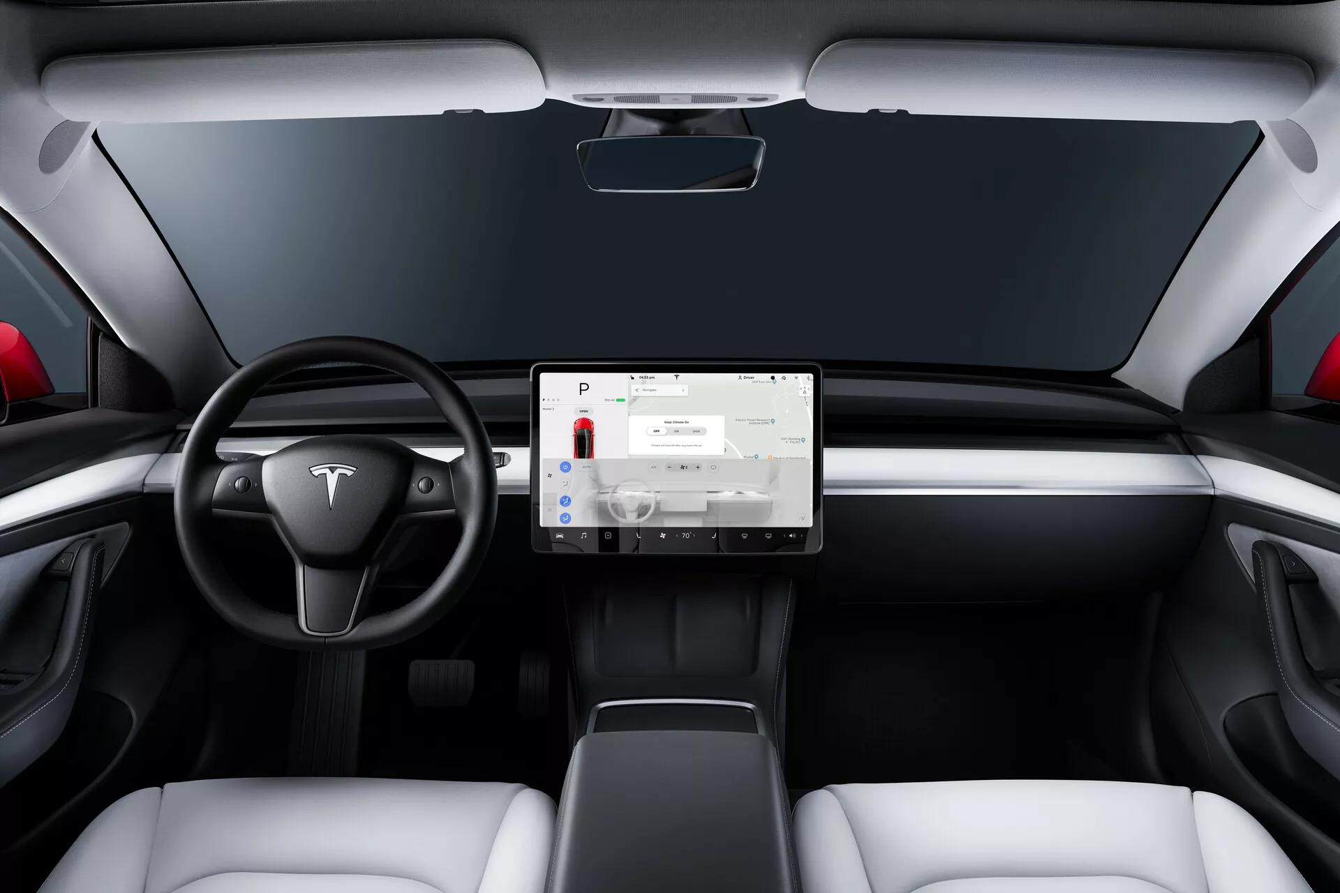 Vista interior de um Tesla Model 3 de 2019 da primeira geração a partir da perspectiva do banco traseiro, mostrando um painel minimalista com um grande ecrã táctil montado no centro. O volante de dois raios com um emblema da Tesla, o tema de cor dupla com assentos brancos e acentos pretos, o design moderno dos assentos, as finas aberturas de ventilação e a ausência de indicadores visíveis indicam uma sofisticada integração tecnológica e design de veículos elétricos.