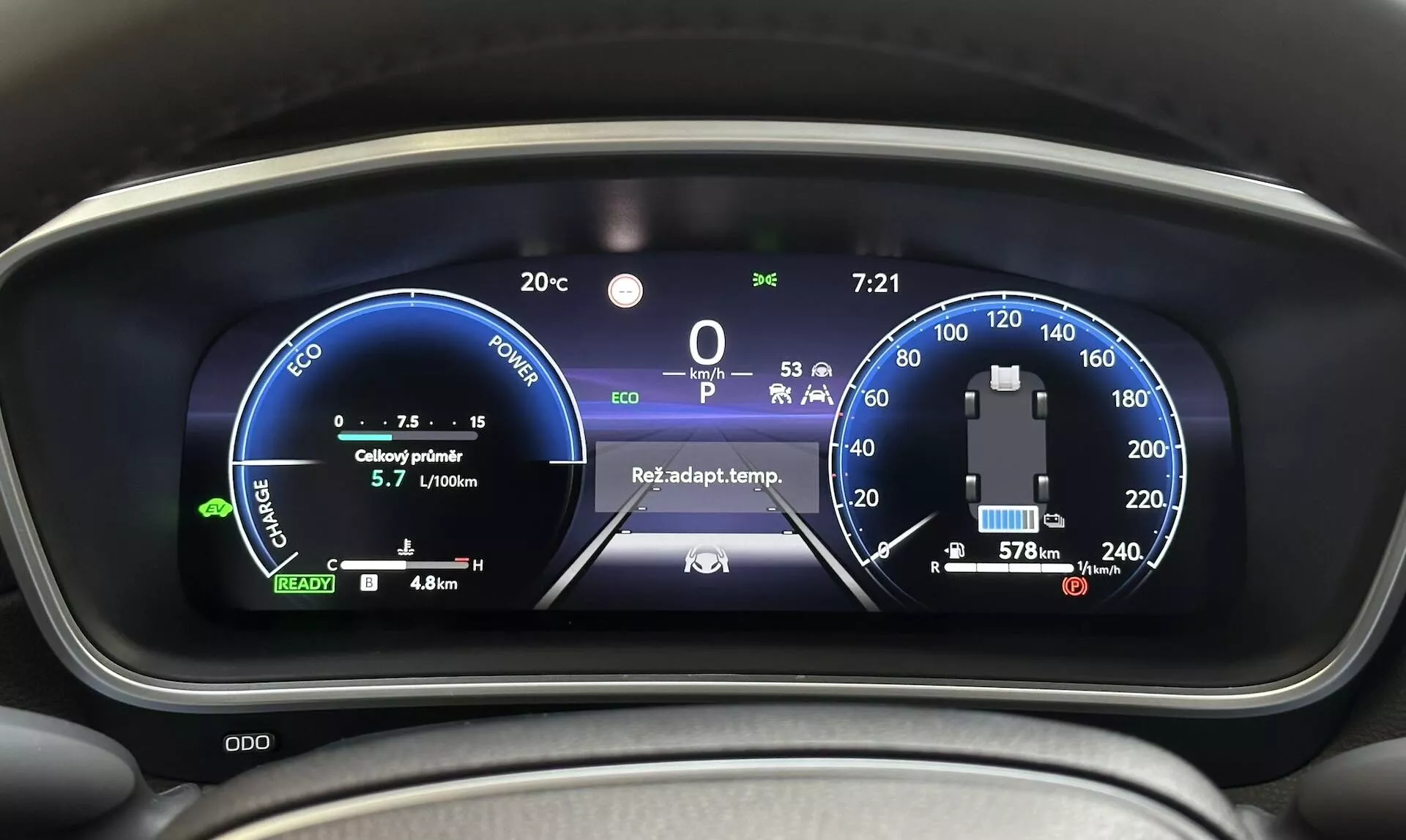 Visão detalhada do painel de instrumentos digital do Toyota Corolla Cross 2022 mostrando velocímetro híbrido, medidor de uso de energia e características avançadas do veículo da perspectiva do motorista