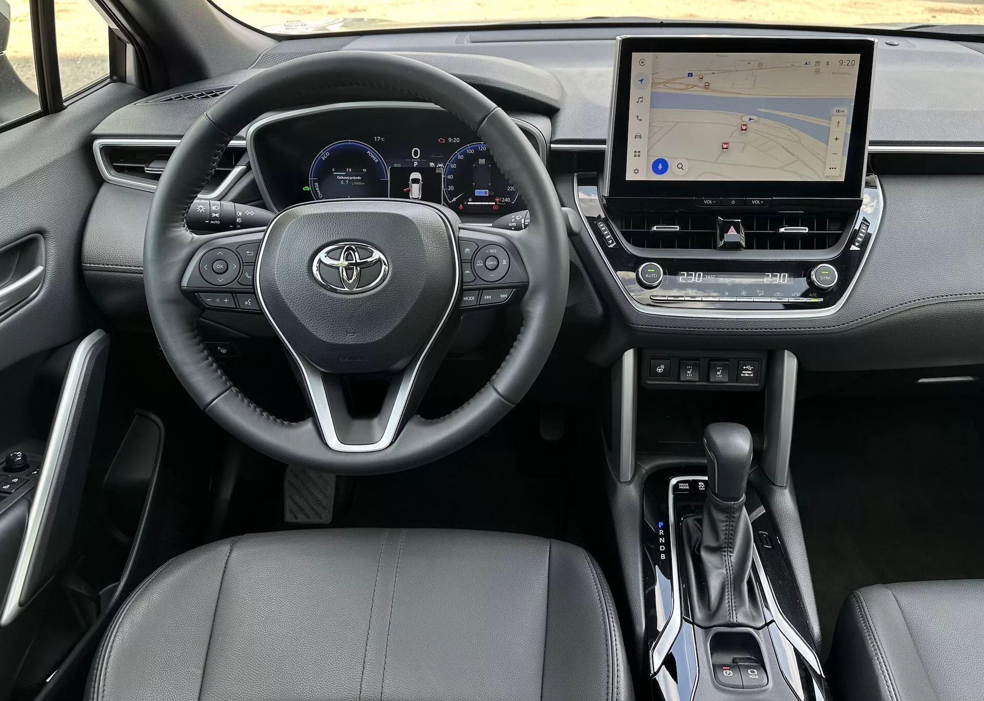 Interior do Toyota Corolla Cross 2022 pela perspectiva do motorista mostrando o volante, o conjunto de instrumentos, o console central e o assento do passageiro