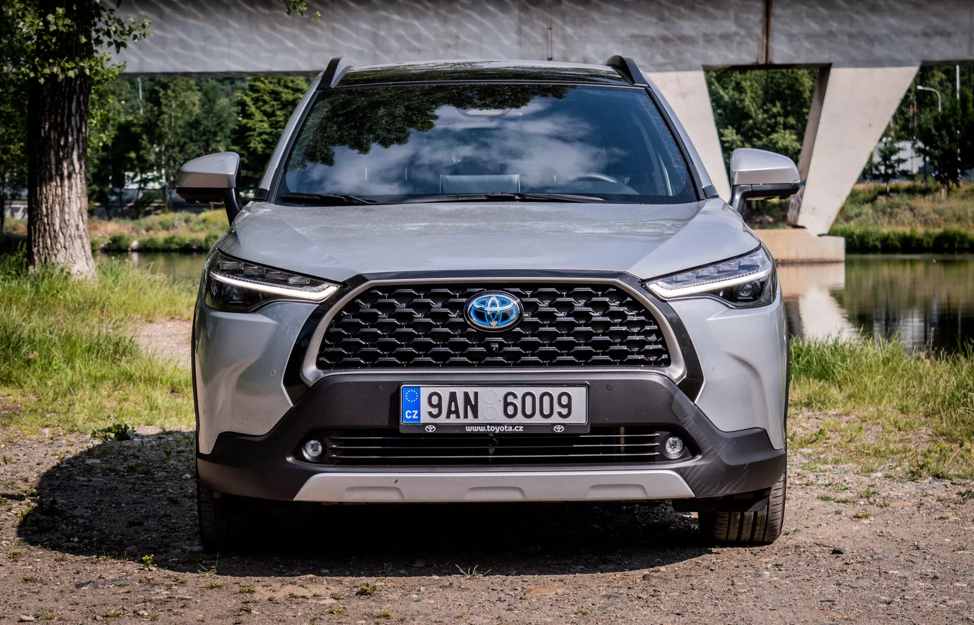 Vista frontal do Toyota Corolla Cross 2022 mostrando grade, faróis e para-choque, destacando design avançado e tecnologia