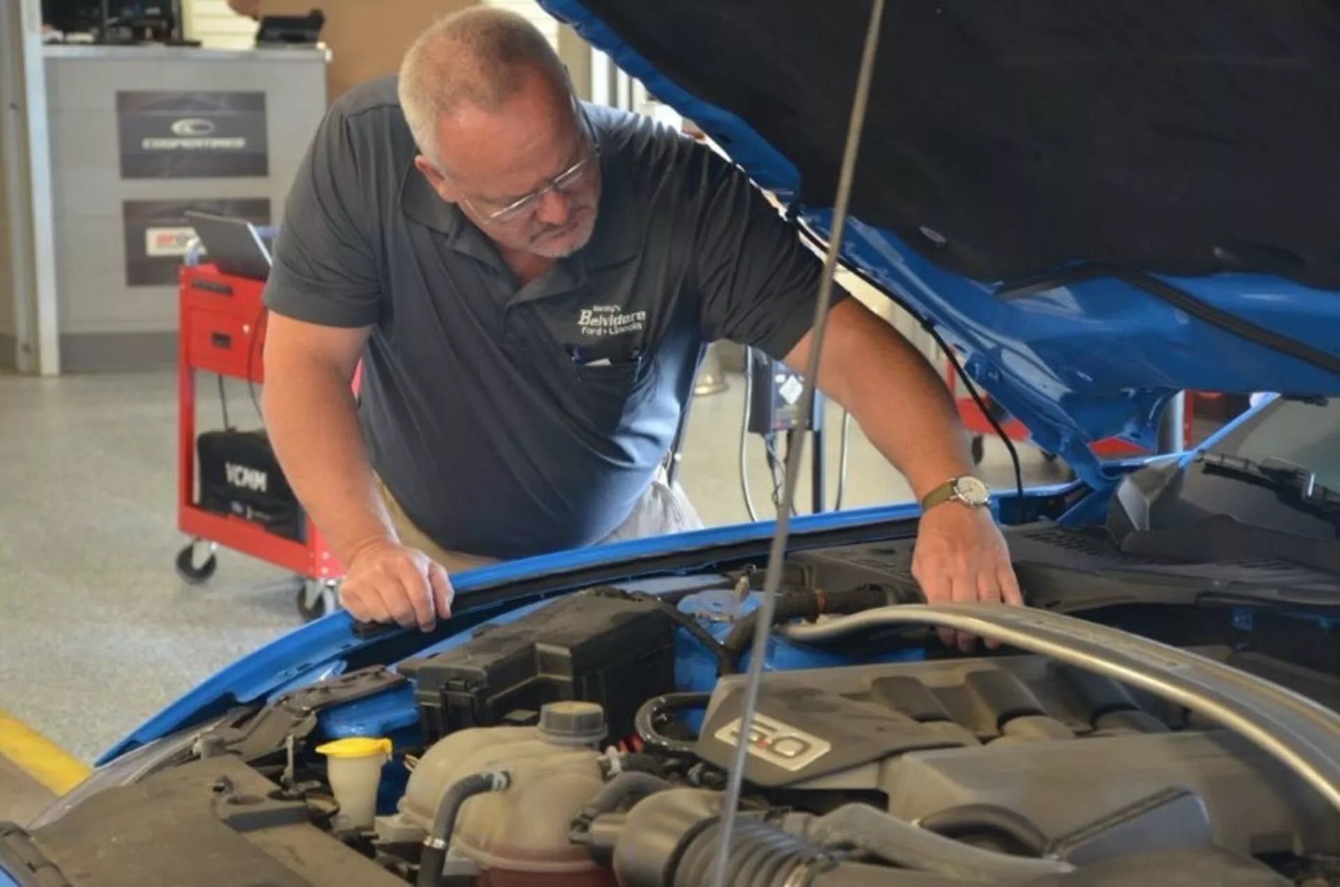 Toyota Corolla 2019 estacionado ao ar livre, mostrando seu design elegante, curvas elegantes e recursos modernos