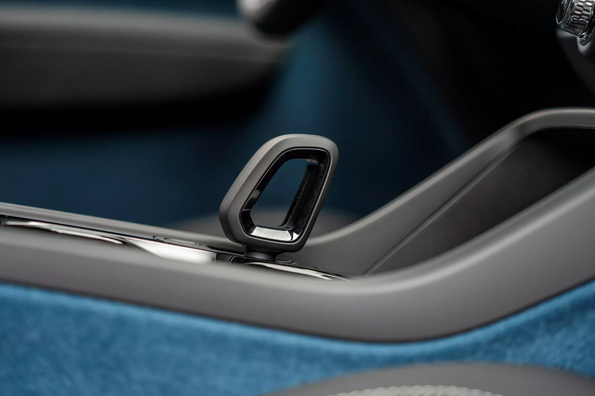 Primeira geração do Volvo C40 2021 exibindo um design elegante, interior premium e um avançado trem de força elétrico em um fundo urbano moderno