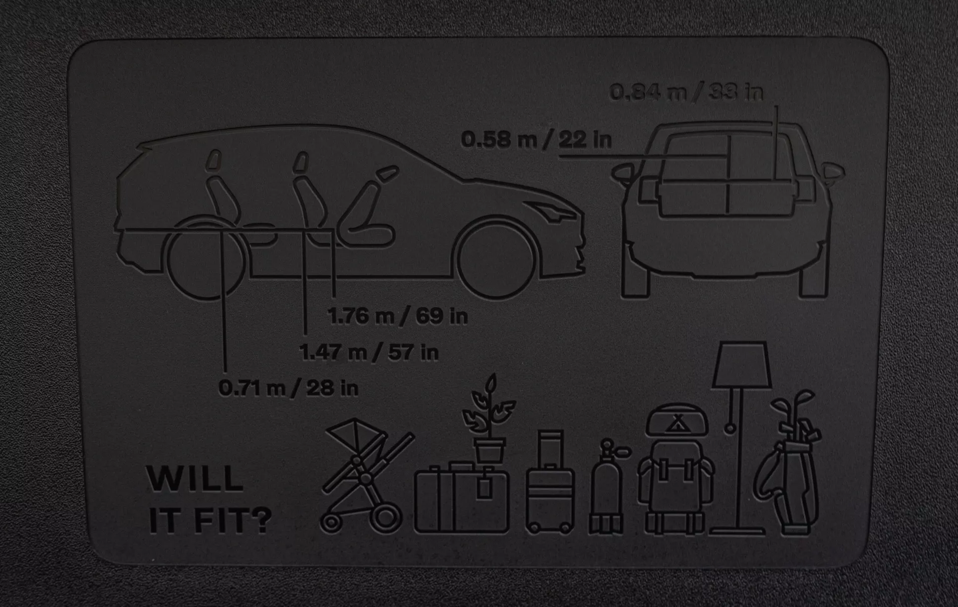 Infográfico do Volvo EX30 2024 destacando a capacidade de carga com medidas esquemáticas para modelos sedan e hatchback, e comparação com itens comuns.