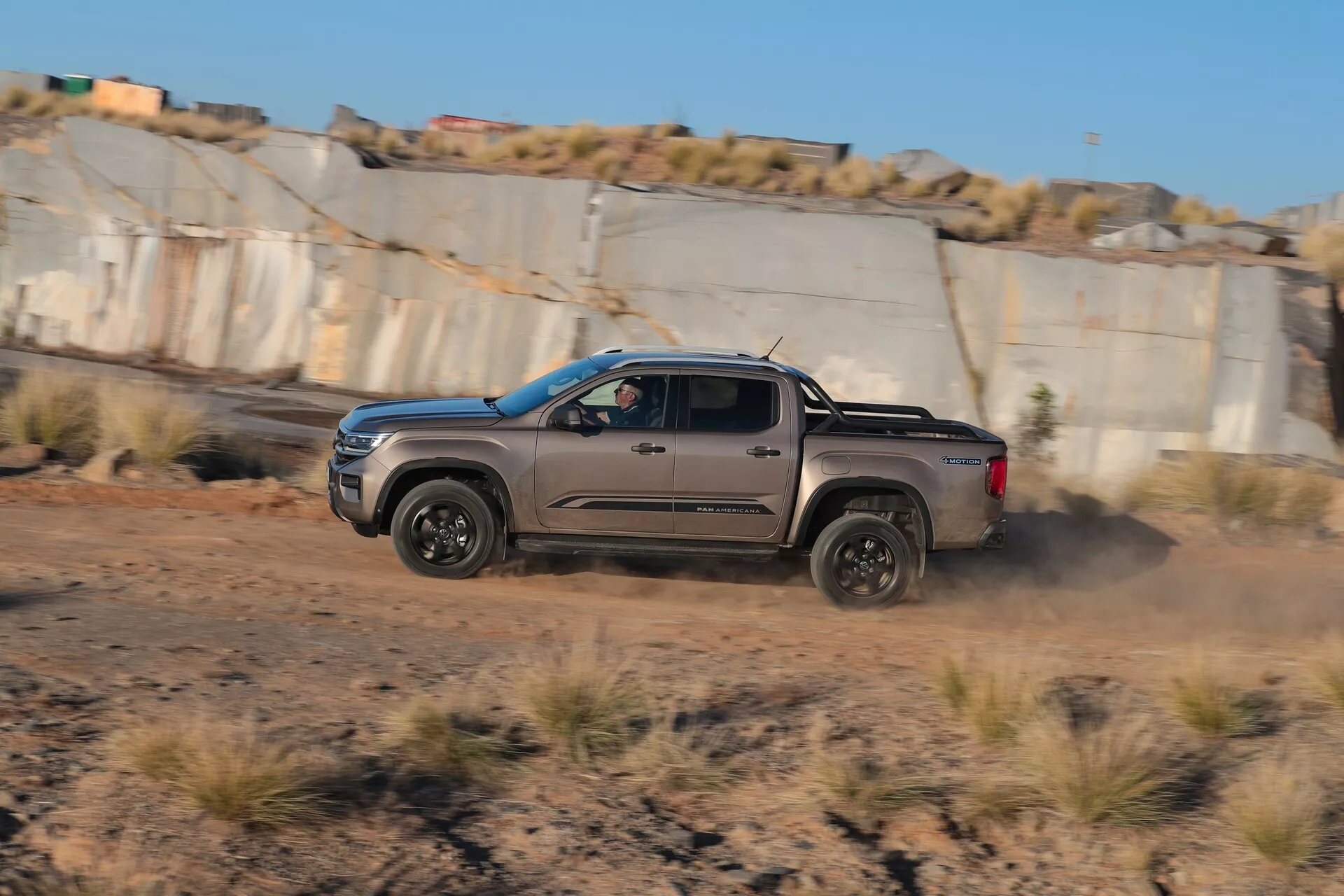 Caminhonete VW Nutzfahrzeuge Amarok 2023 (2ª geração), apresentando um design robusto, capacidades off-road aprimoradas e recursos tecnológicos avançados em um exterior sofisticado.