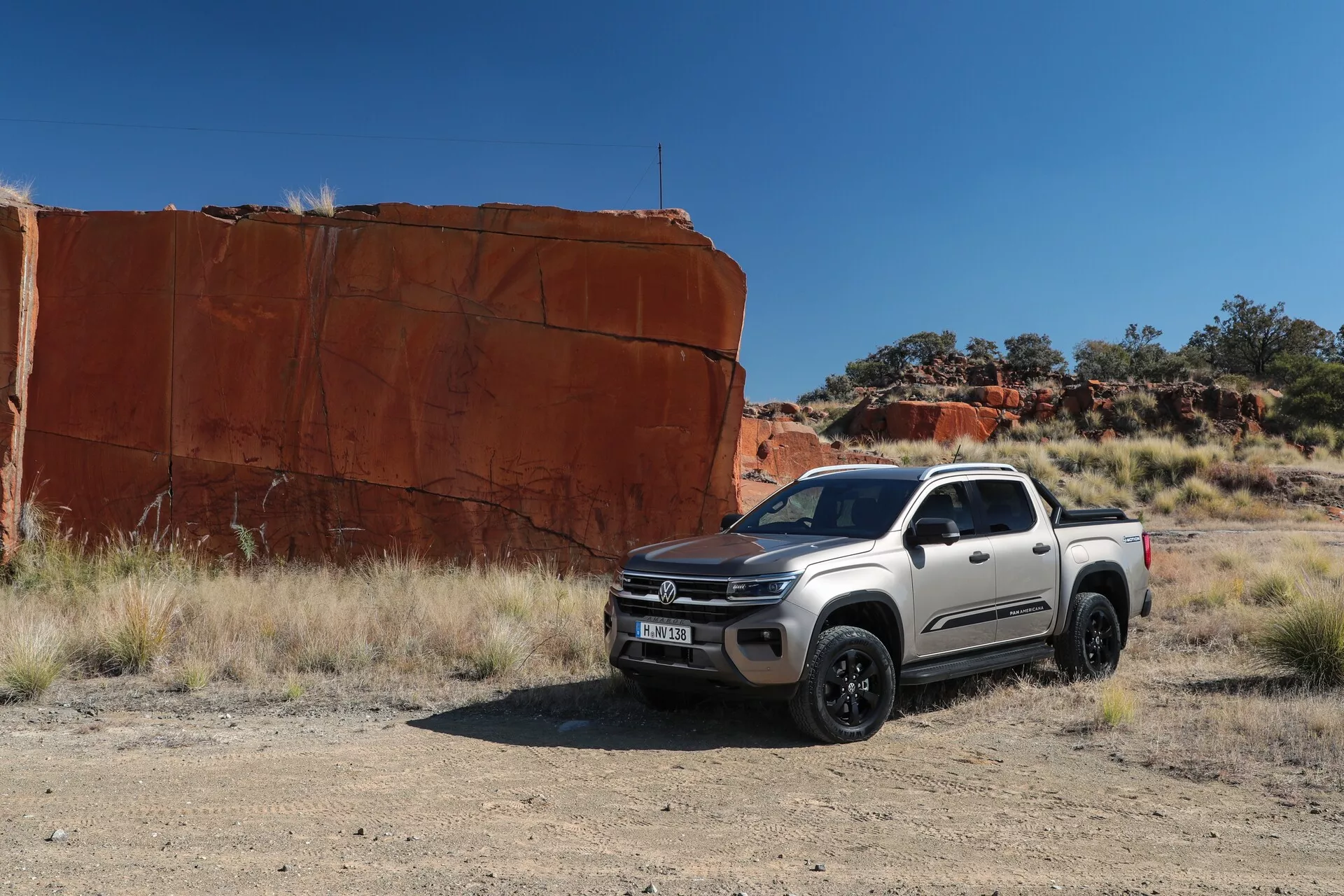 Segunda geração do Volkswagen Nutzfahrzeuge Amarok 2023, destacando seu design robusto, cor branca impecável e desempenho poderoso em terrenos acidentados.