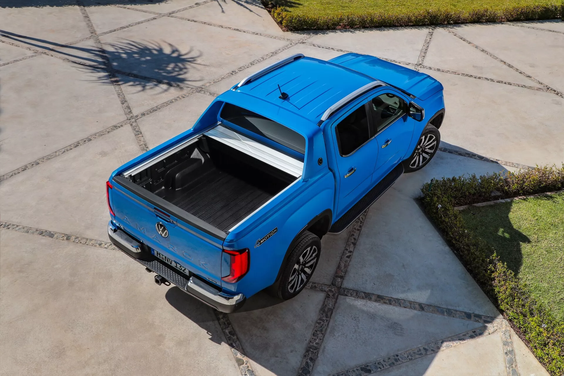 Volkswagen Amarok 2ª Geração 2023 - Design elegante de picape com faróis modernos, grade frontal robusta e capacidades off-road avançadas.