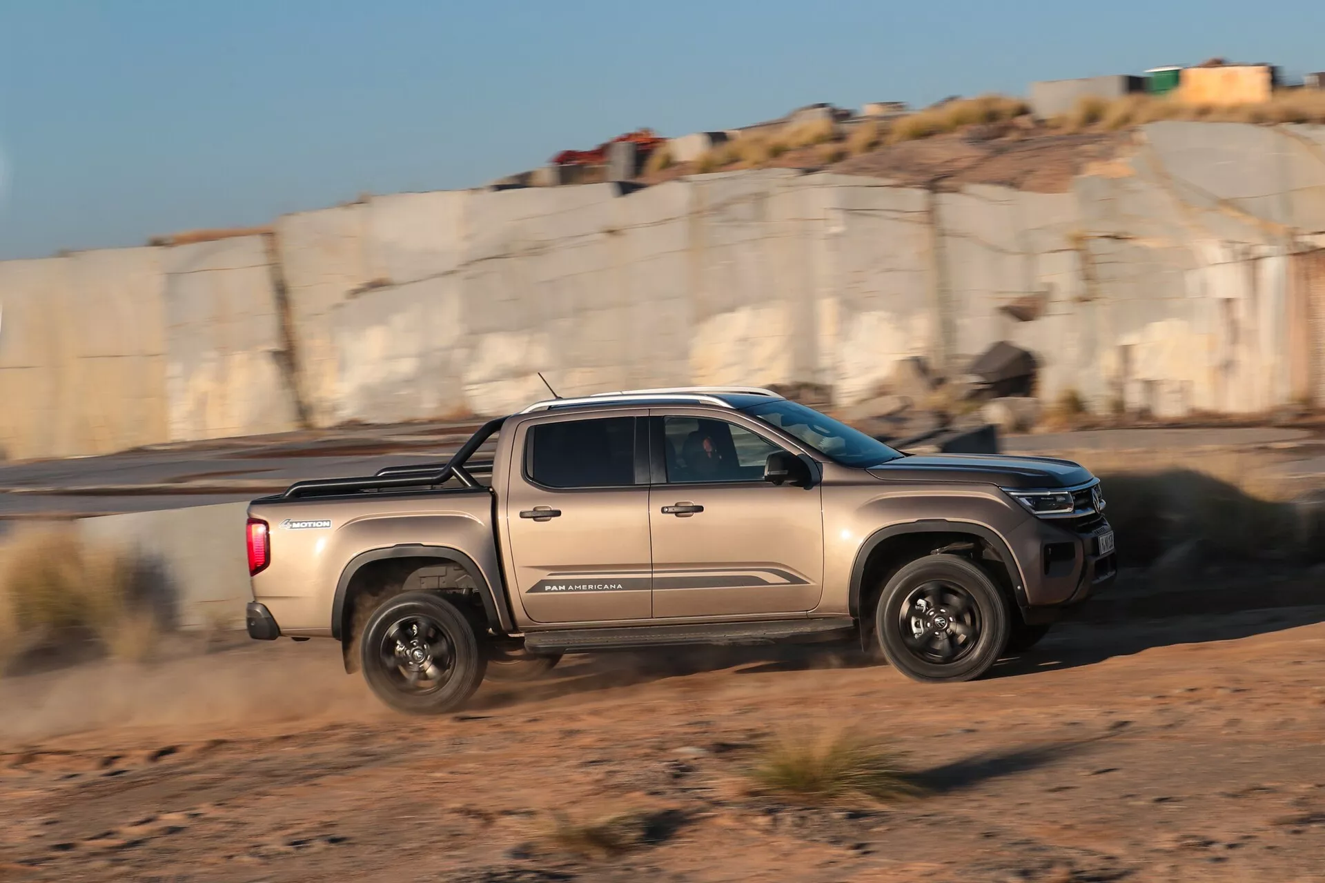 VW Nutzfahrzeuge Amarok 2023 segunda geração – picape preta elegante com robustas capacidades off-road, faróis LED modernos, design aerodinâmico e sistemas avançados de assistência ao motorista.