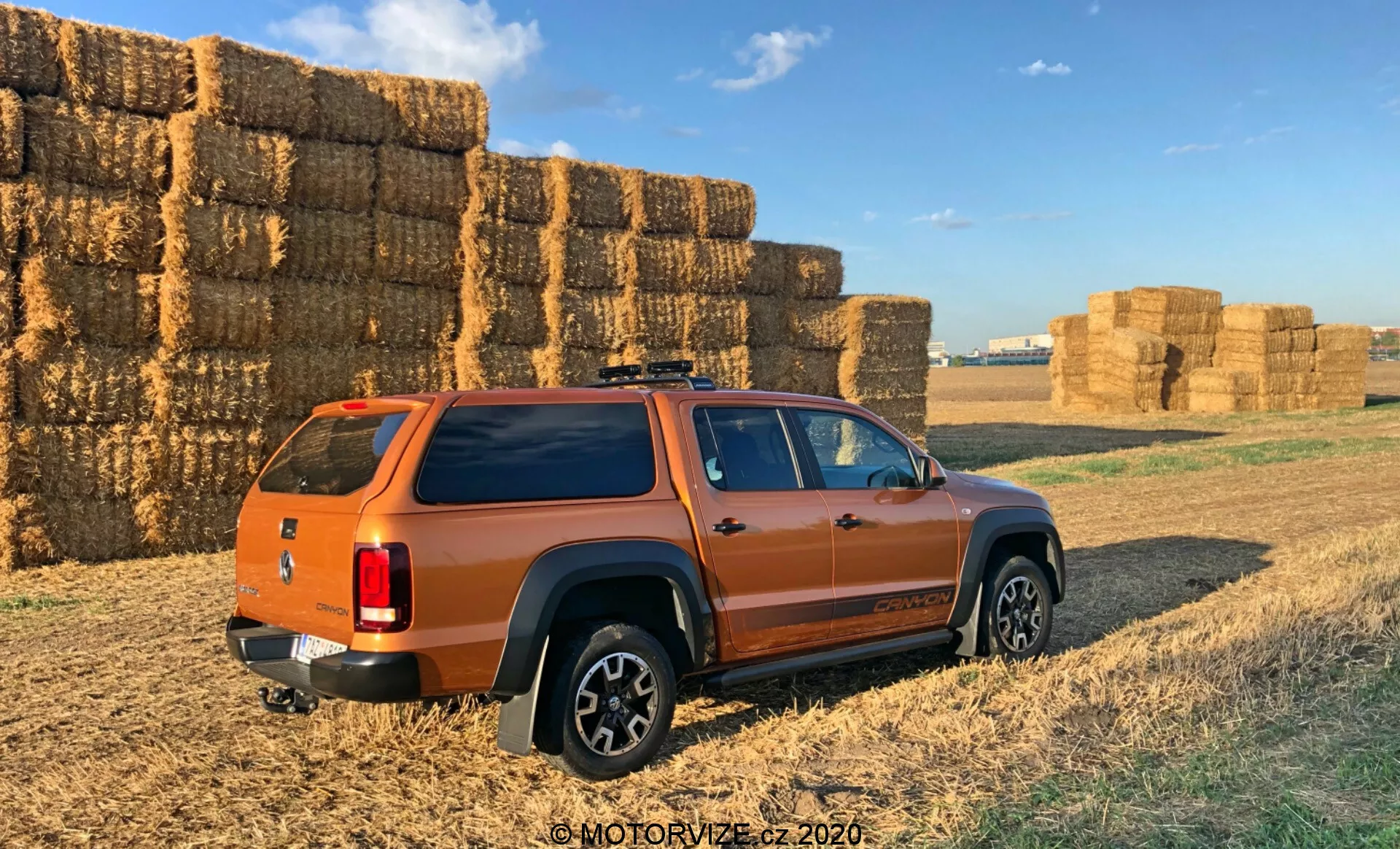 Volkswagen Amarok 2016 - elegante caminhonete preta com design robusto, capacidade de carga e recursos avançados para uso profissional