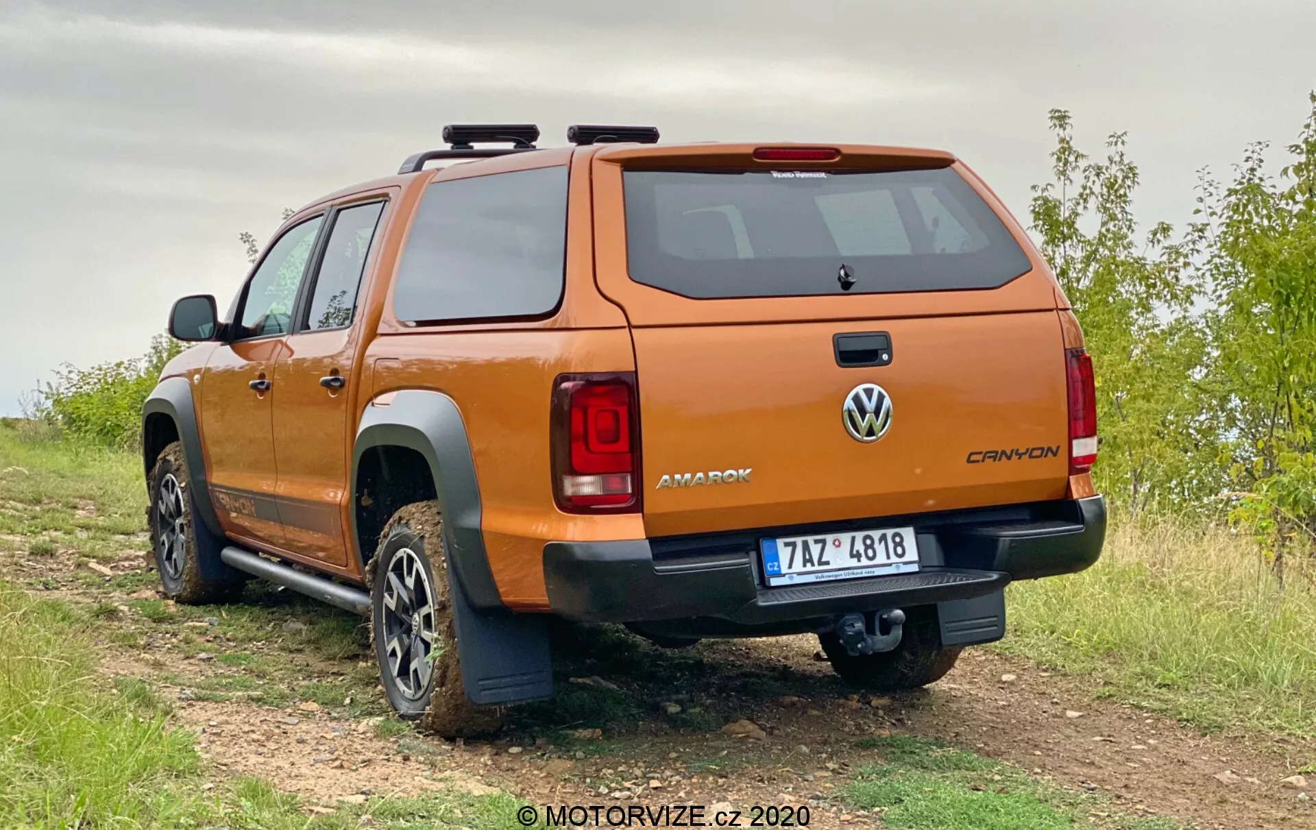 Vista frontal de um VW-Nutzfahrzeuge Amarok 2016 mostrando um design robusto, com uma grade cromada elegante, faróis de LED modernos e pneus off-road duráveis