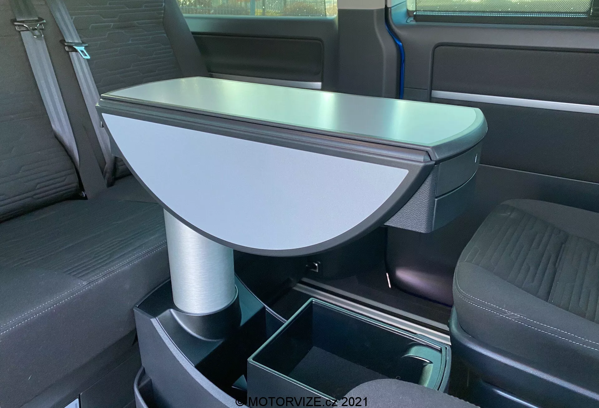 Vista frontal do VW Nutzfahrzeuge Transporter 2019 T6.1 Multivan com linhas modernas, acentos cromados e o emblema icônico da VW