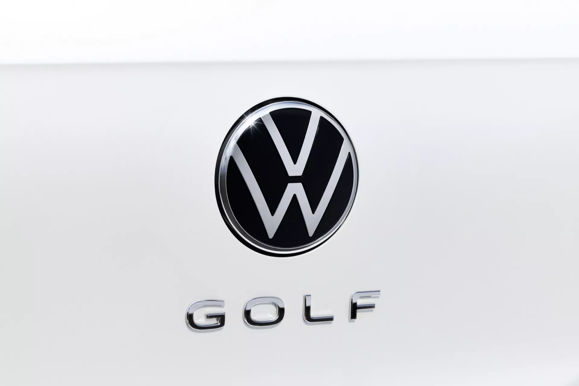 Modelo Volkswagen Golf VIII facelift 2024 exibindo design exterior atualizado e recursos avançados