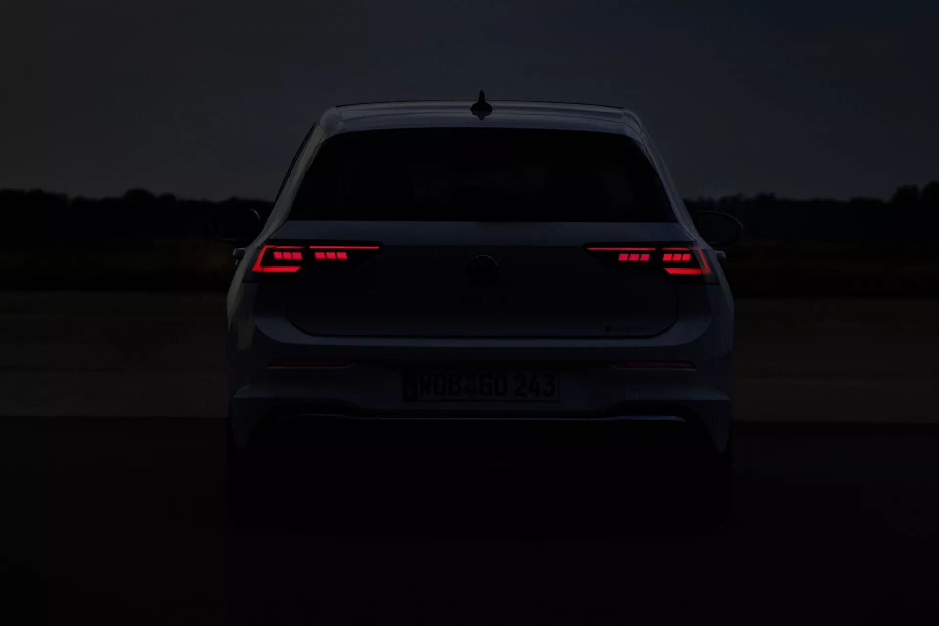 Modelo de facelift do Volkswagen Golf VIII 2024 mostrando aerodinâmica melhorada, iluminação LED e recursos internos modernos