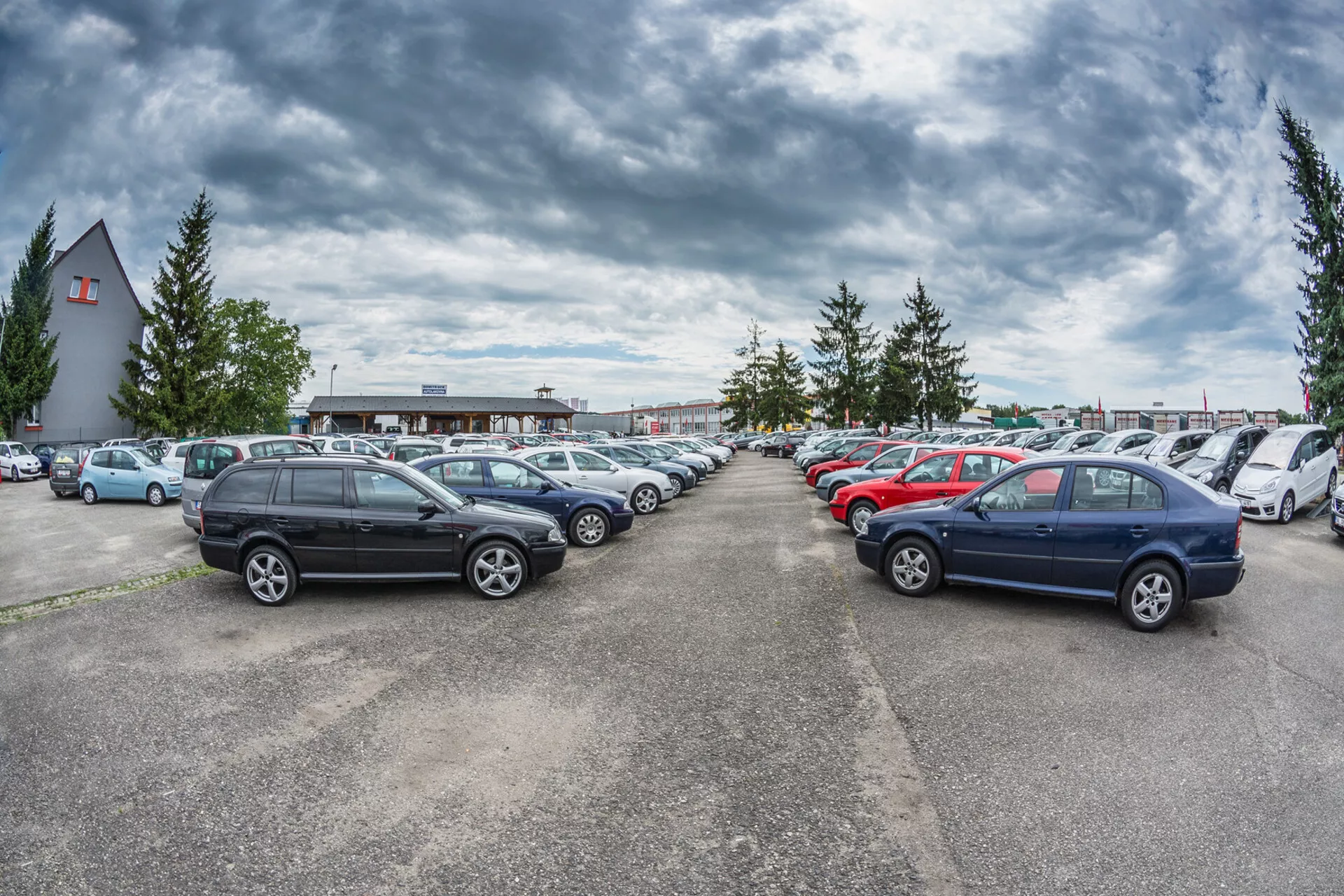 SUV compacto VW Taigo 2021 em azul metálico dirigindo na autoestrada com céu limpo